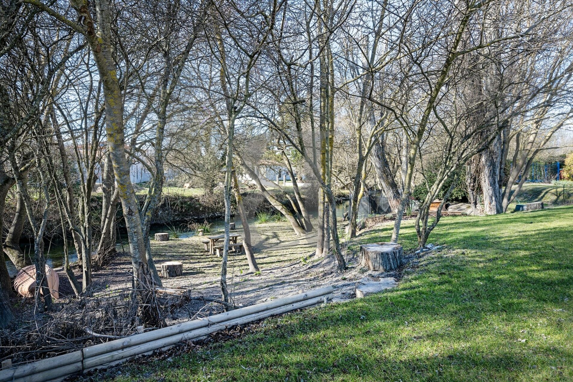 Talo sisään L'Isle-sur-la-Sorgue, Provence-Alpes-Côte d'Azur 10131200