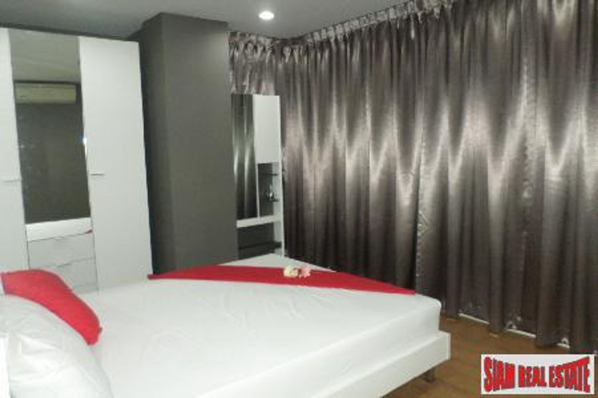 Condominium in Ban Khlong Samrong, Samut Prakan 10131268