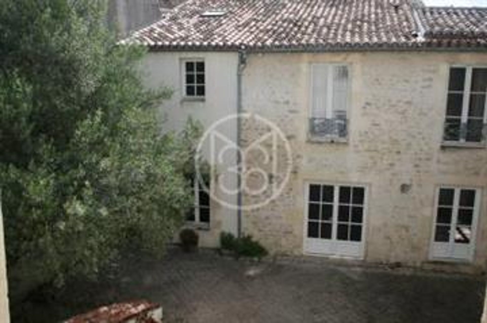 Hus i Saint-Jean-d'Angely, Nouvelle-Aquitaine 10133738