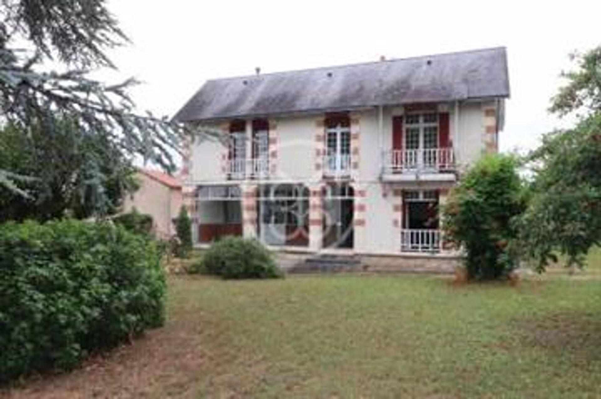 Rumah di Montmorillon, Nouvelle-Aquitaine 10133755