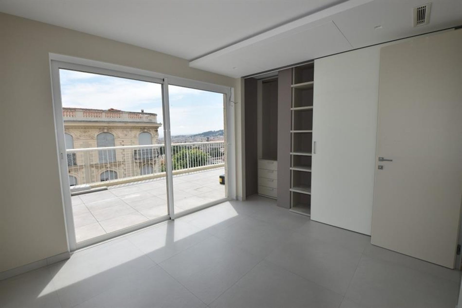 Condominium in Nice, Provence-Alpes-Côte d'Azur 10133796