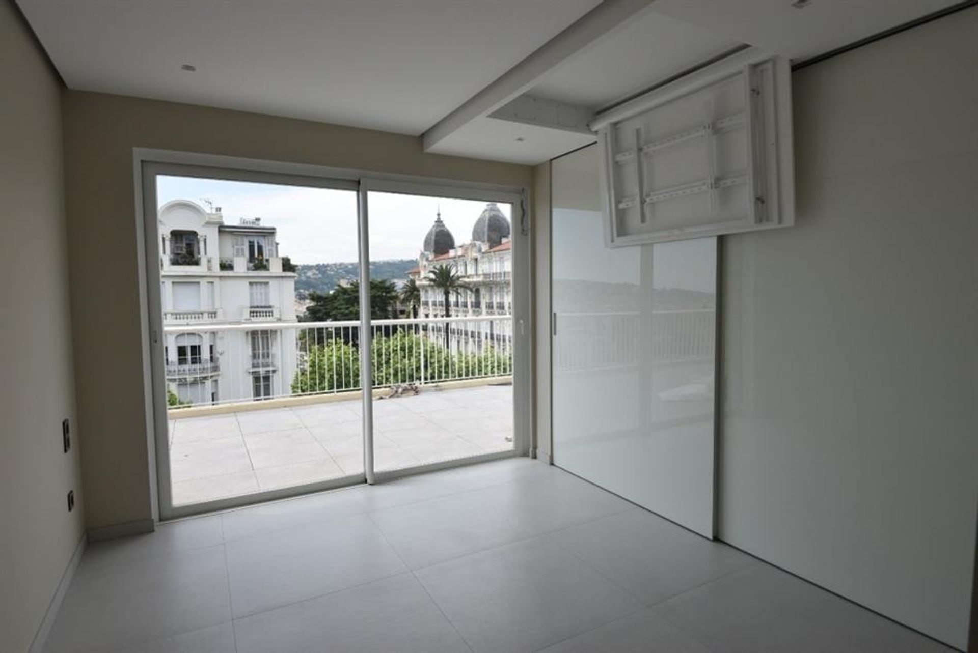 Condominium in Nice, Provence-Alpes-Côte d'Azur 10133796