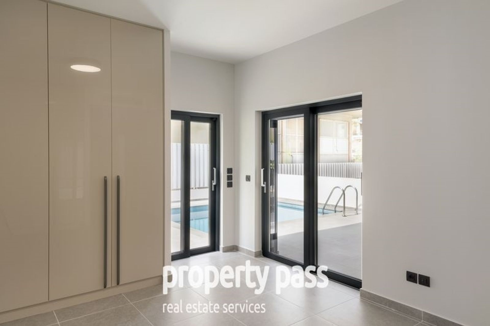 Condominio en Vouliagmeni,  10134002