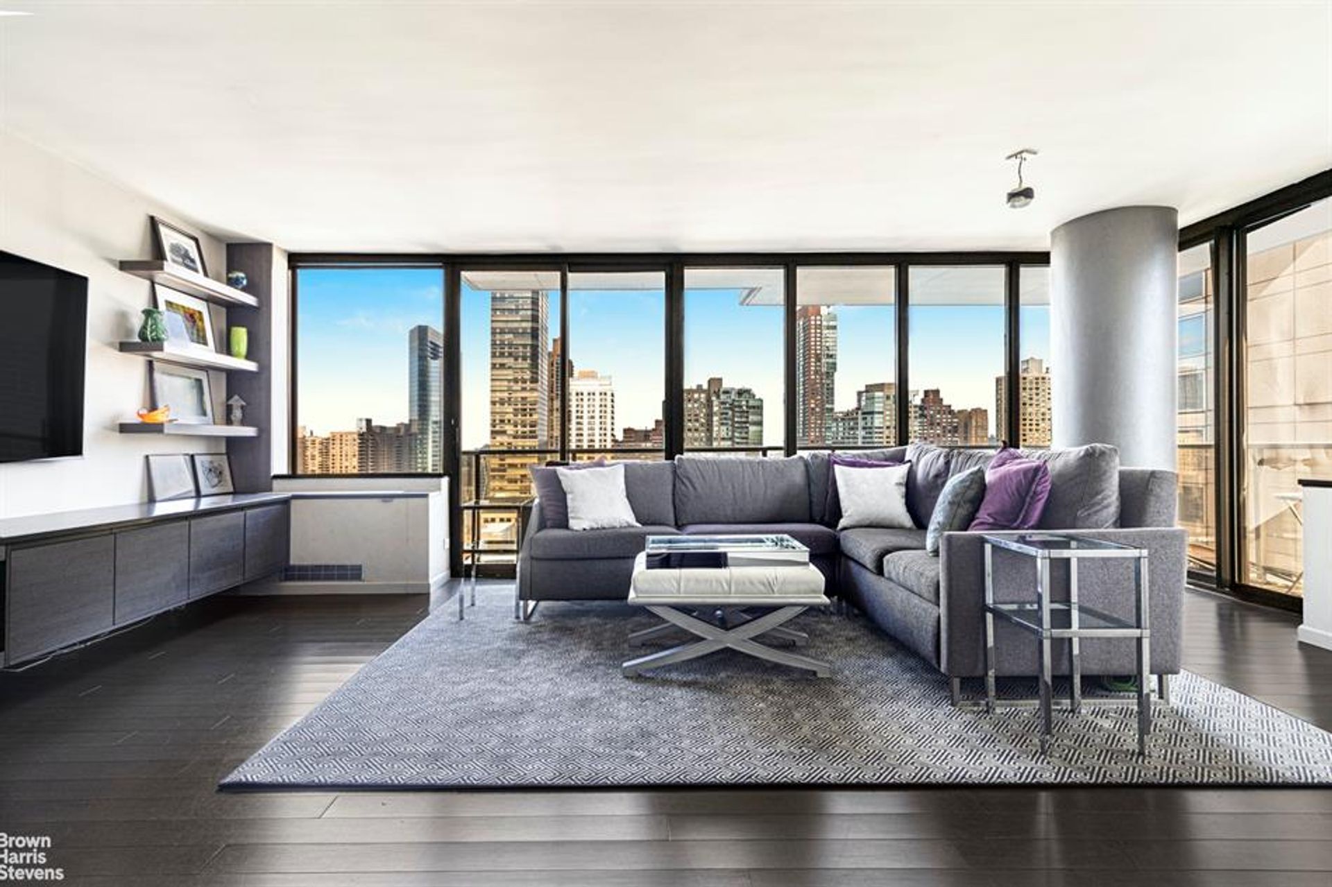 Condominium in Manhattan, New York 10136280