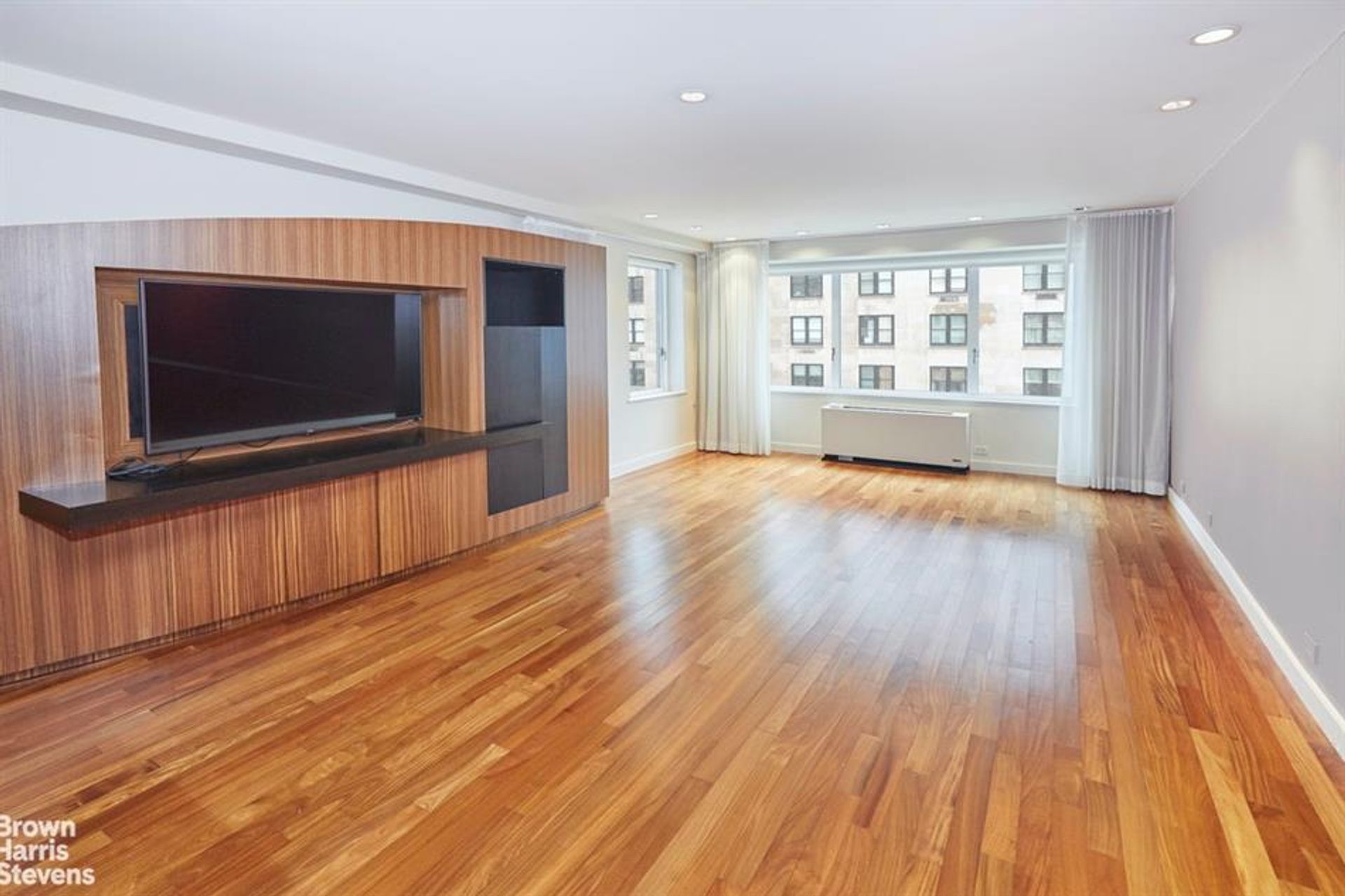 Condominium in New York, New York 10136311