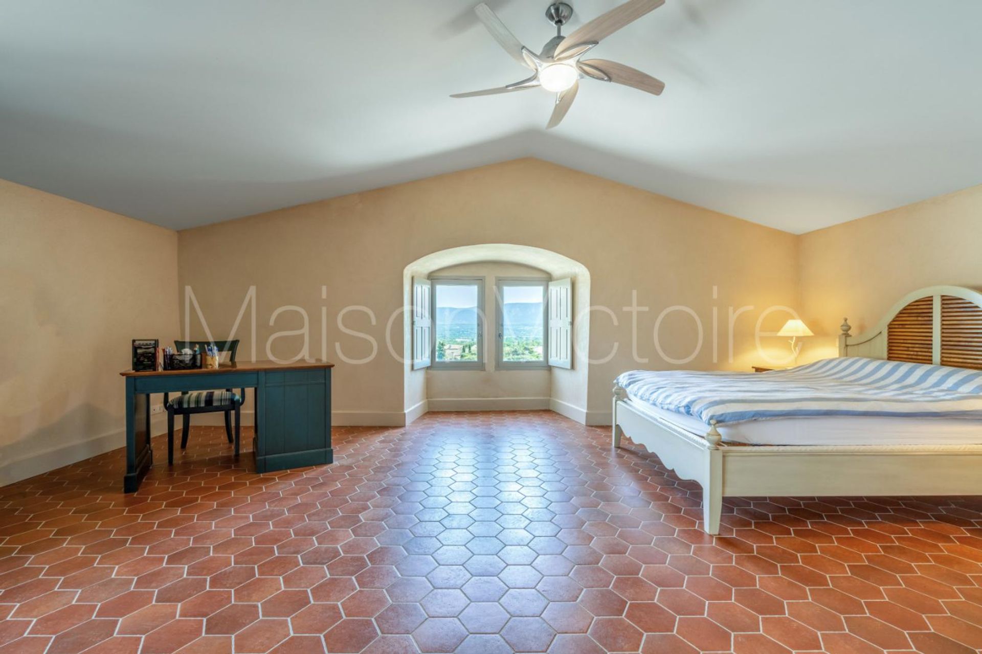 Будинок в Cabrières-d'Avignon, Provence-Alpes-Côte d'Azur 10138895