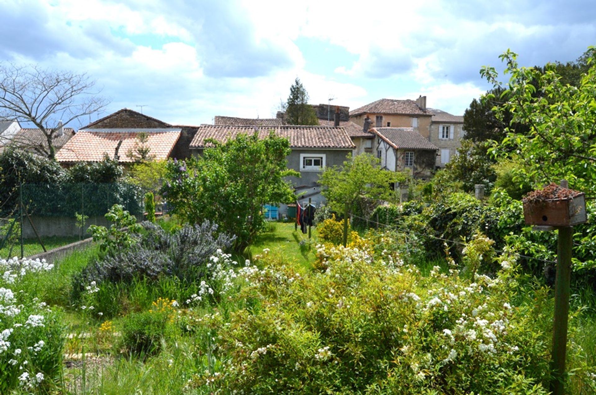 عمارات في Ruffec, Nouvelle-Aquitaine 10143701