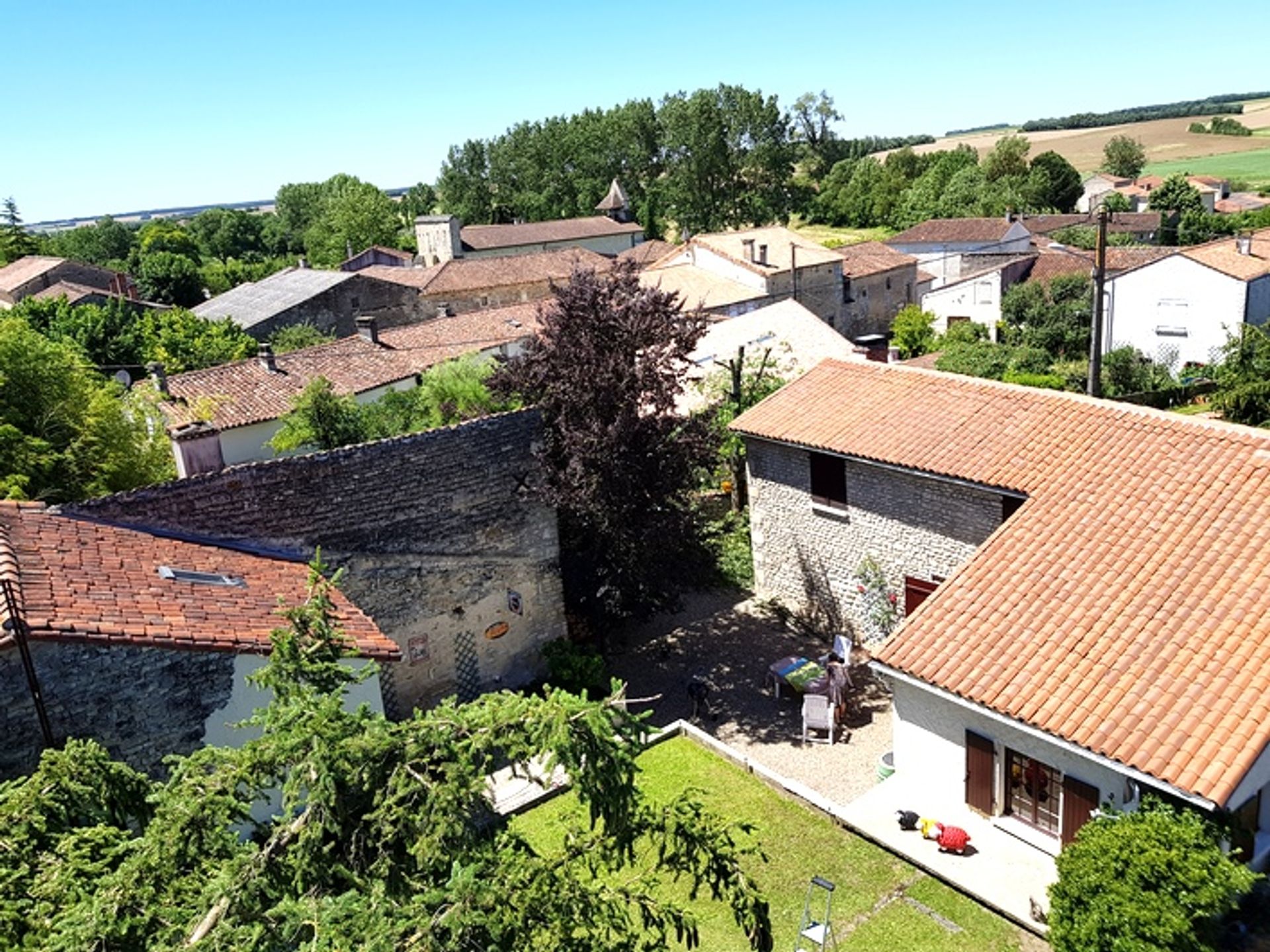 집 에 Charmé, Nouvelle-Aquitaine 10143712