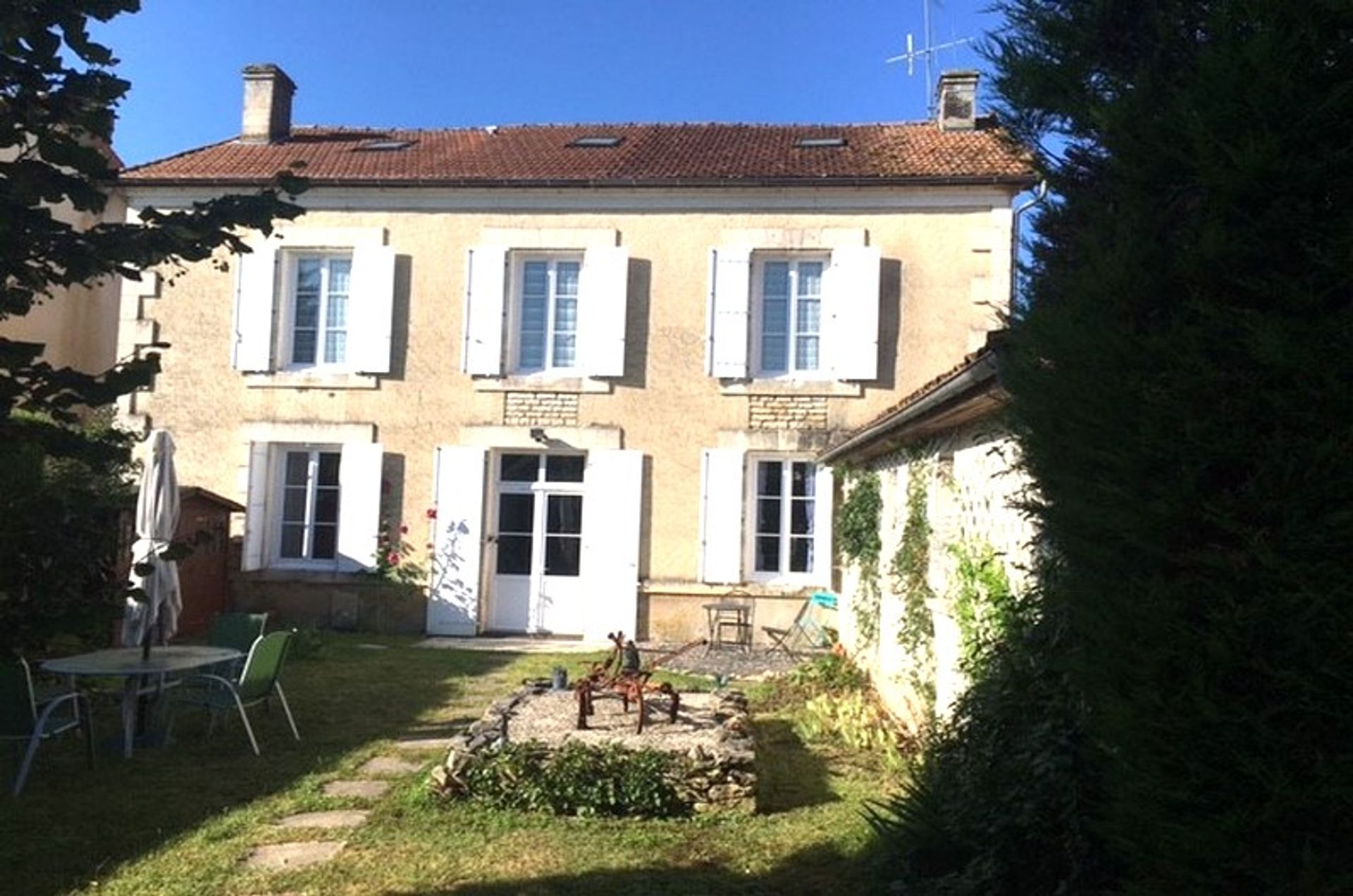 Condominium in Aunac-sur-Charente, Nouvelle-Aquitaine 10143716