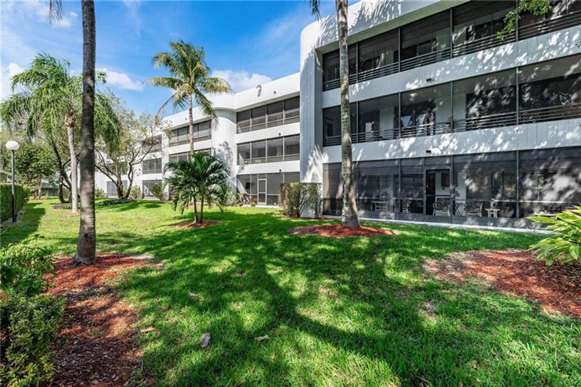 Condominium in Hollywood, Florida 10146103