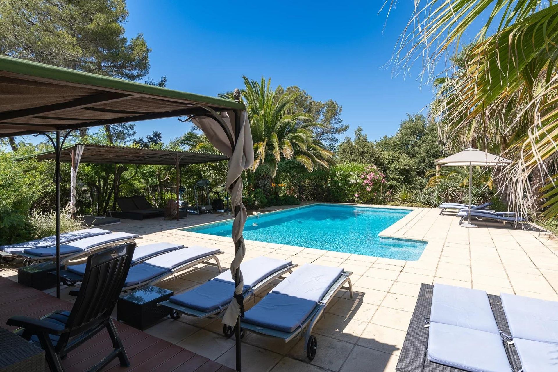 Кондоминиум в La Motte, Provence-Alpes-Côte d'Azur 10146524