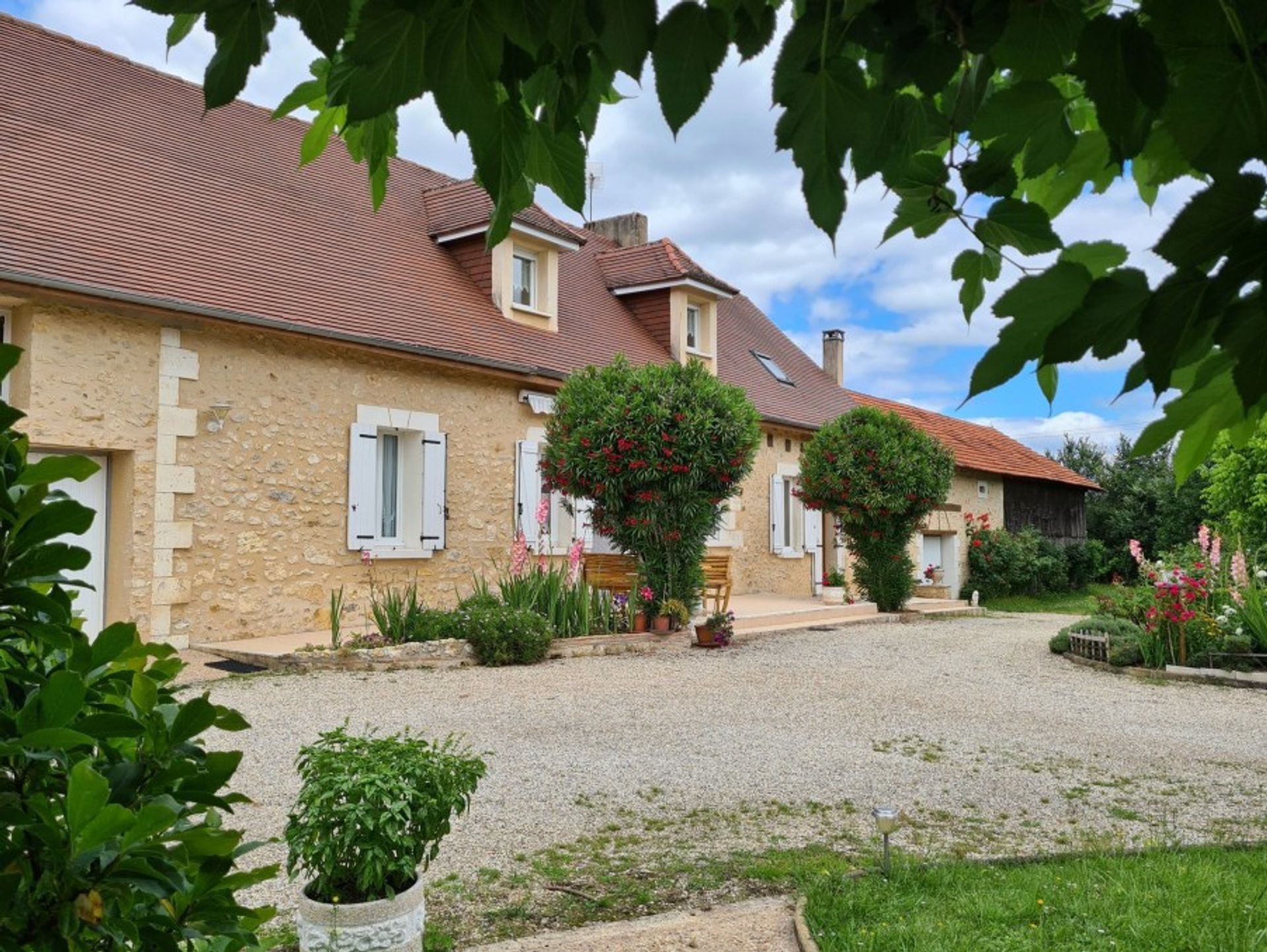 Будинок в Issac, Nouvelle-Aquitaine 10146909