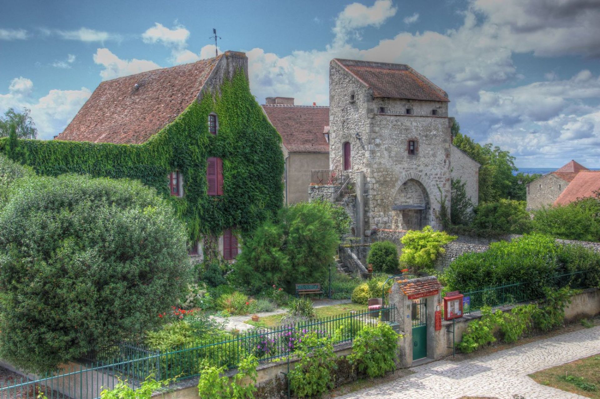 Andet i Charroux, Auvergne-Rhone-Alpes 10148945