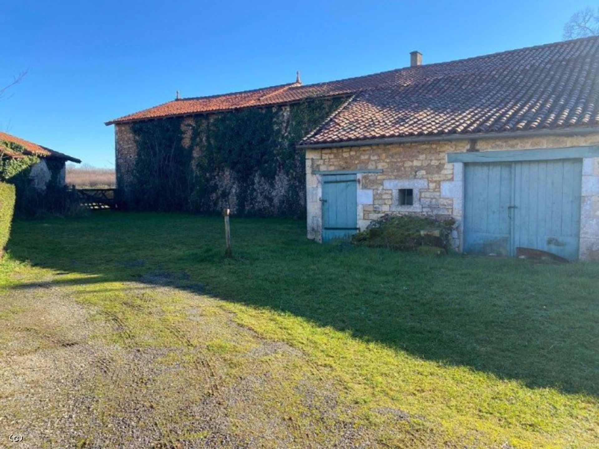 Rumah di Nanteuil-en-Vallée, Nouvelle-Aquitaine 10151311