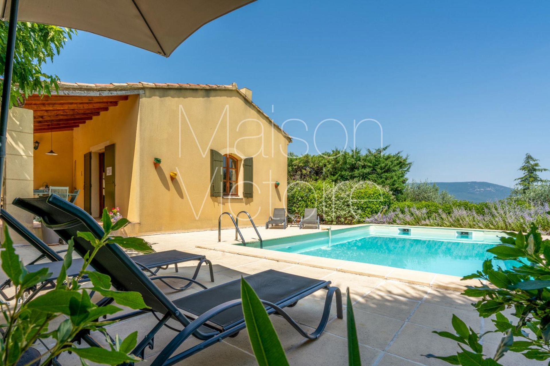 Casa nel Saint-Saturnin-lès-Apt, Provence-Alpes-Côte d'Azur 10151752