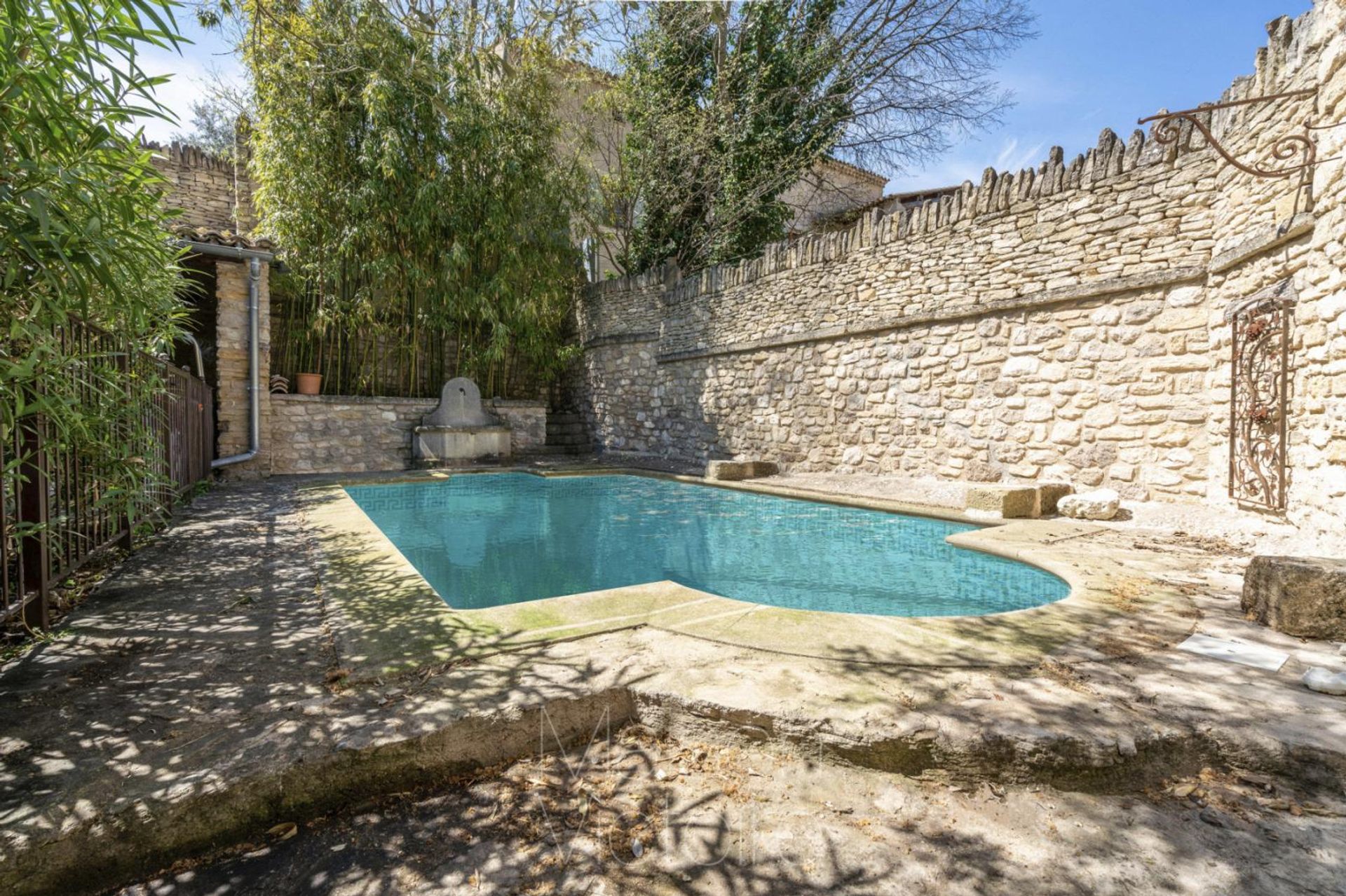 House in L'Isle-sur-la-Sorgue, Provence-Alpes-Cote d'Azur 10151758