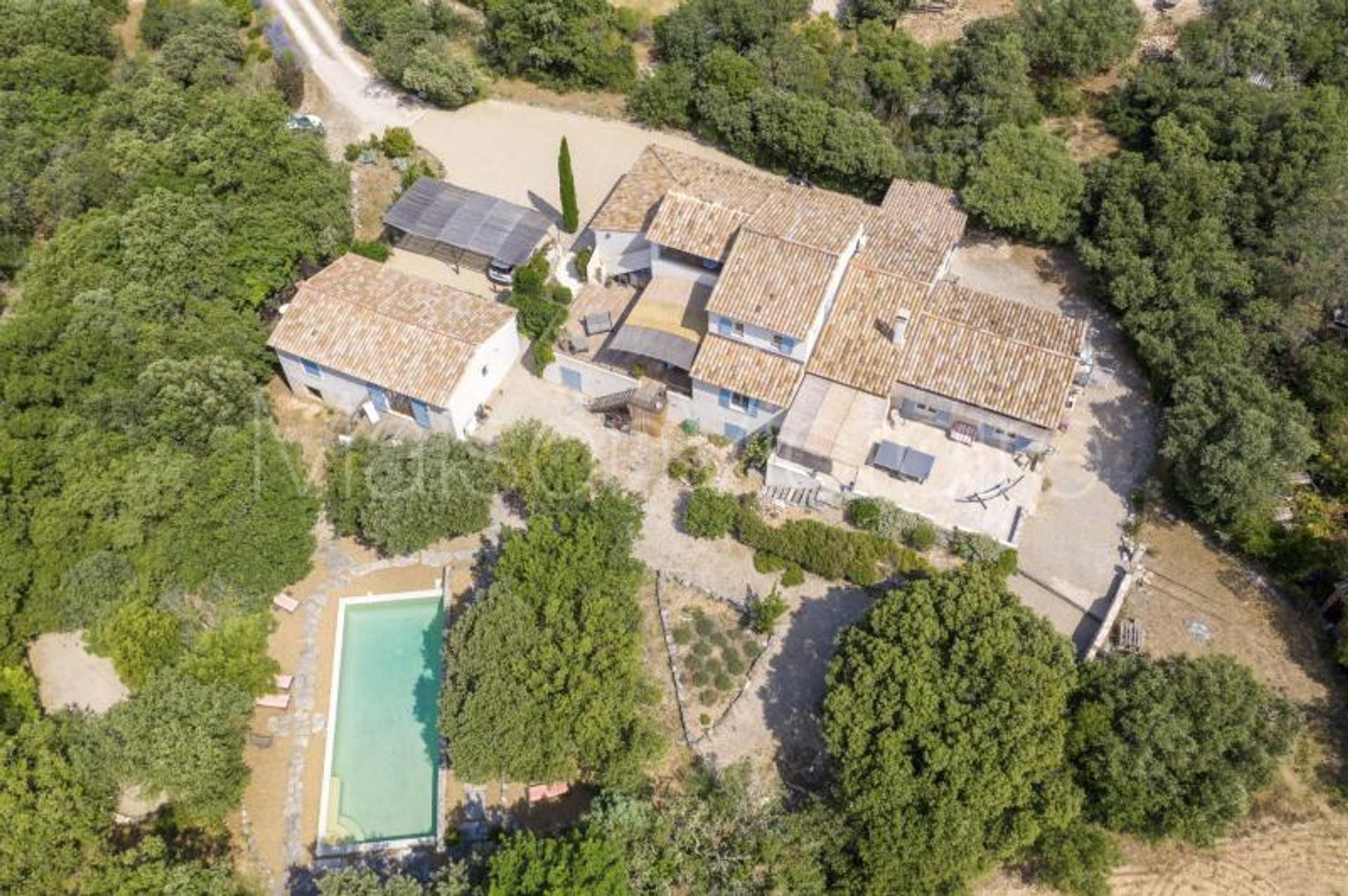 casa en Saint-Saturnin-les-Apt, Provence-Alpes-Cote d'Azur 10151763