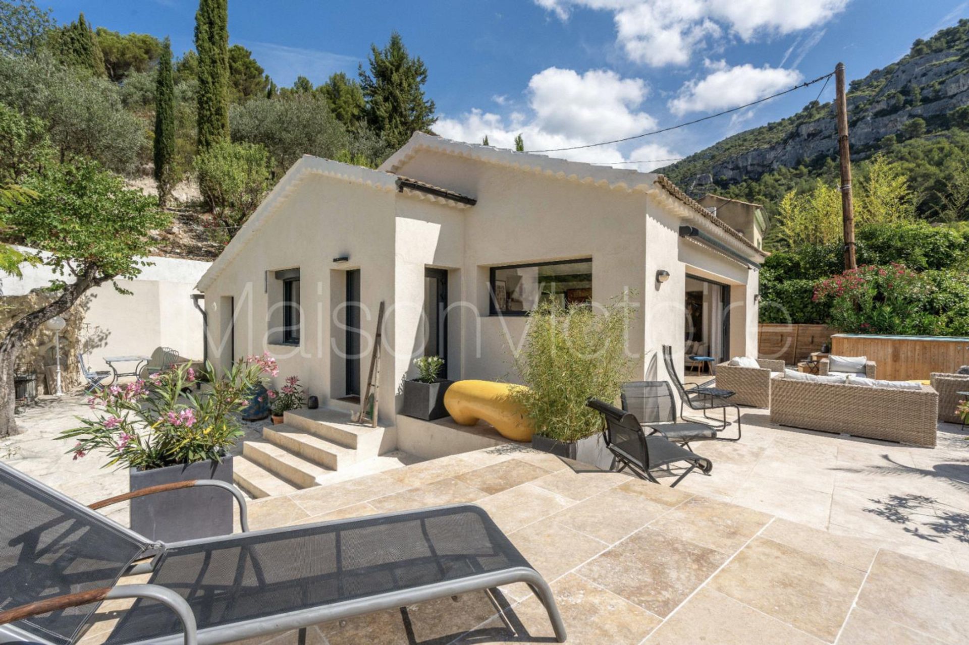 Talo sisään Fontaine-de-Vaucluse, Provence-Alpes-Côte d'Azur 10151789