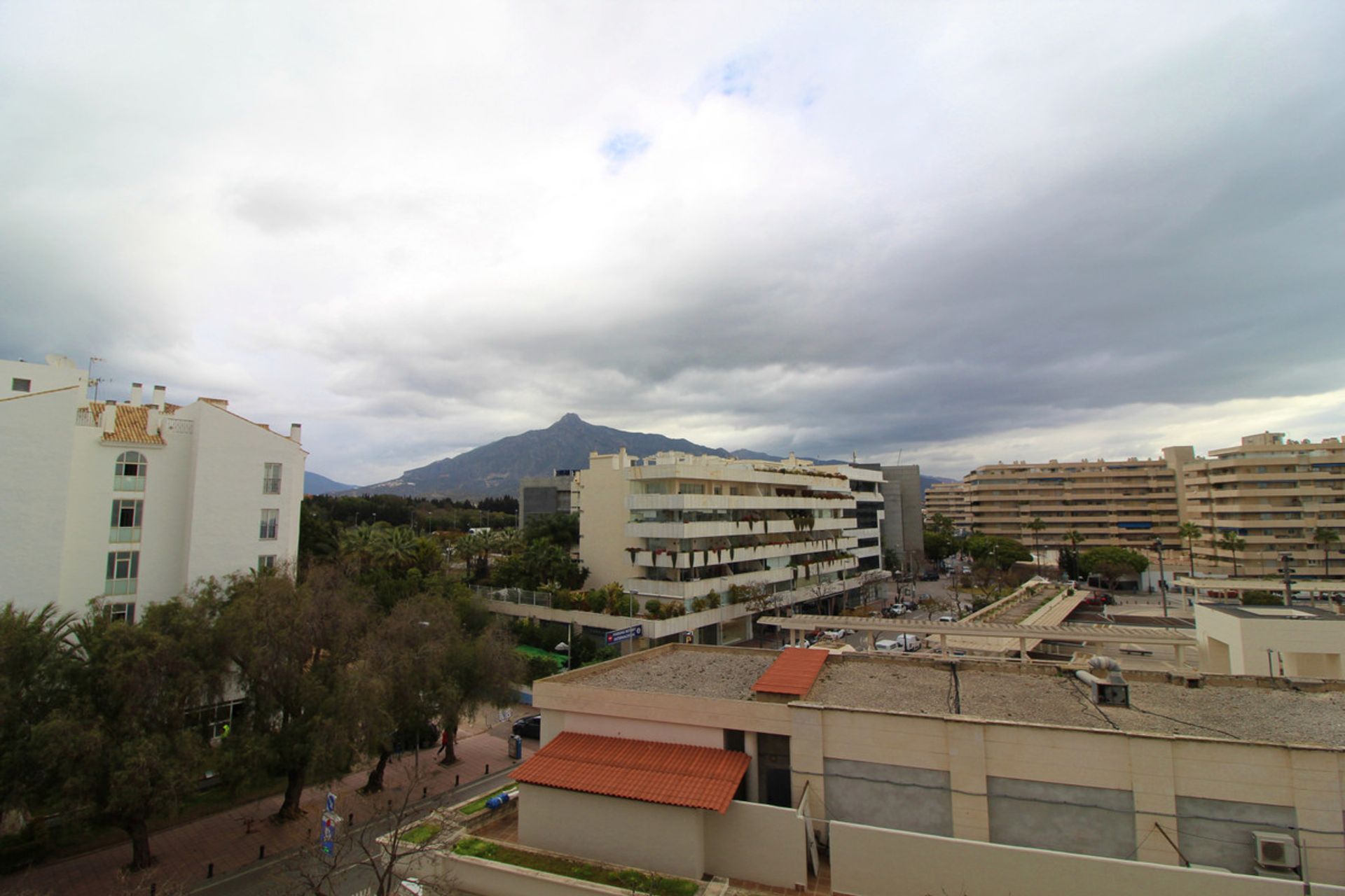 Condominium in Marbella, Andalusia 10151989