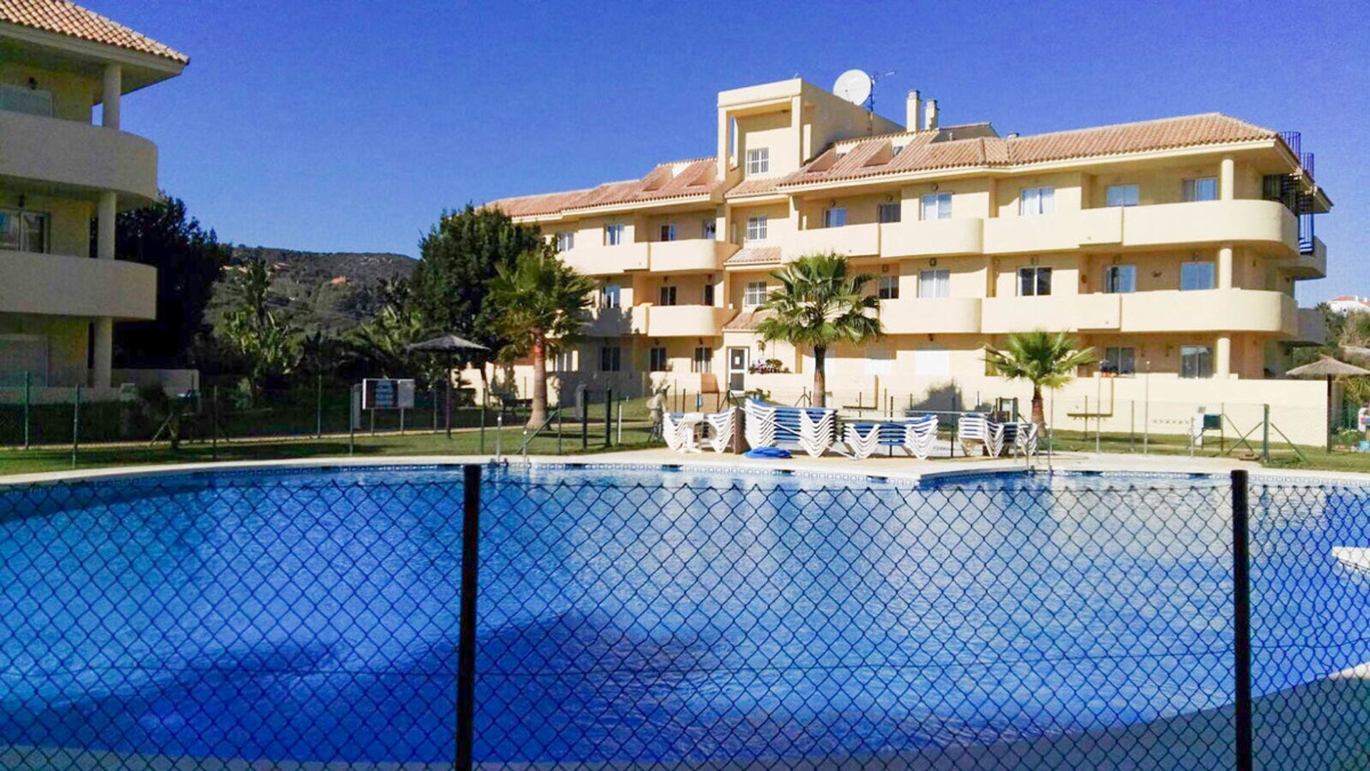 Condominium in Puerto de la Duquesa, Andalusia 10153041