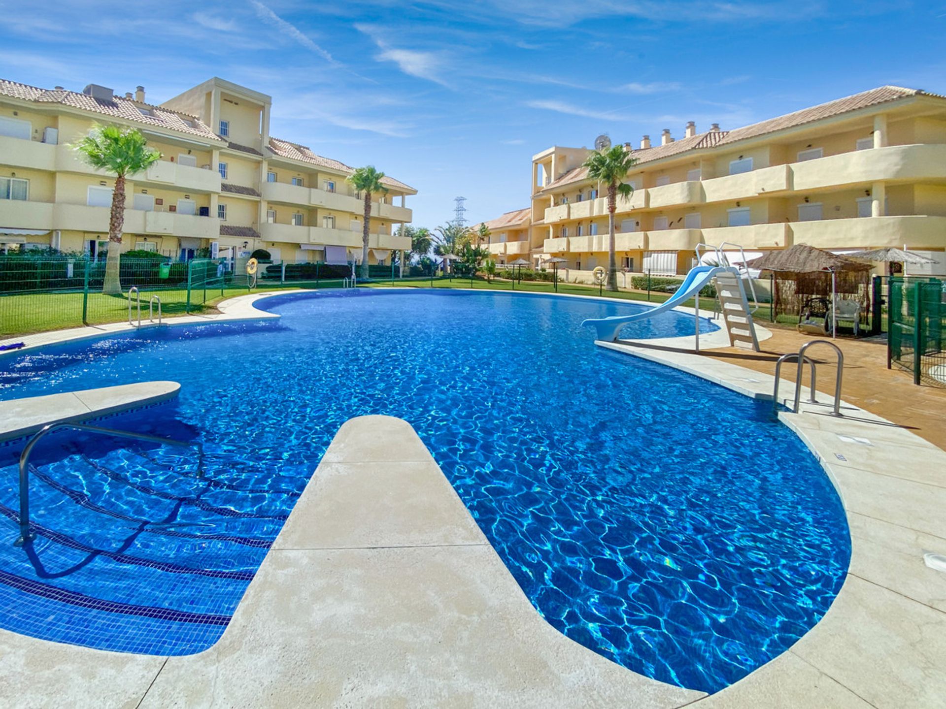 Condominium dans Puerto de la Duquesa, Andalusia 10153041