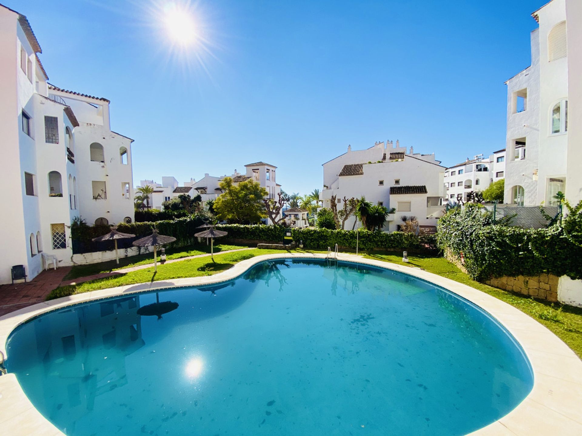 Condominium dans Puerto de la Duquesa, Andalusia 10153047