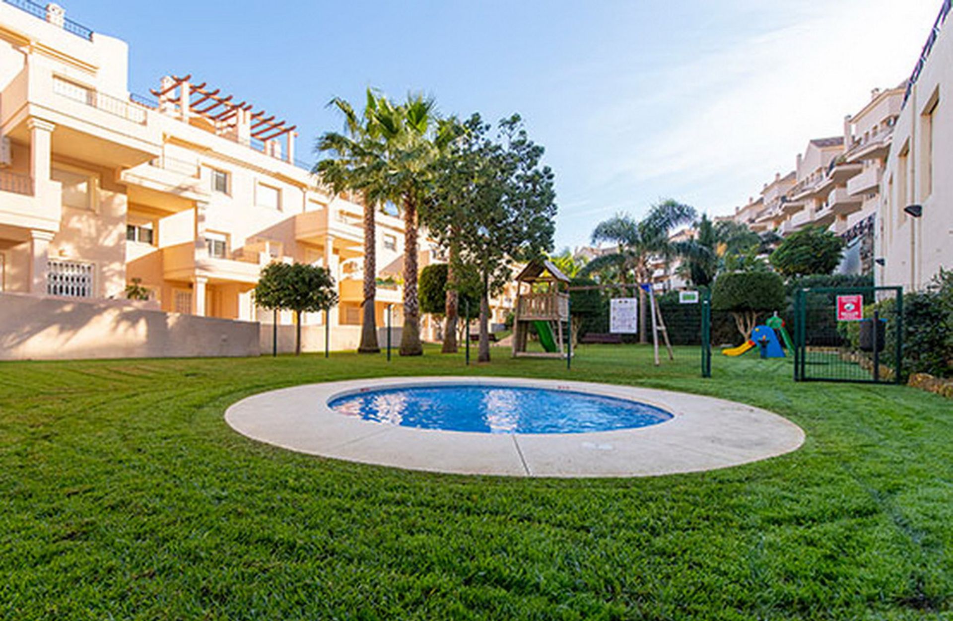 Condominium in Puerto de la Duquesa, Andalusia 10153153