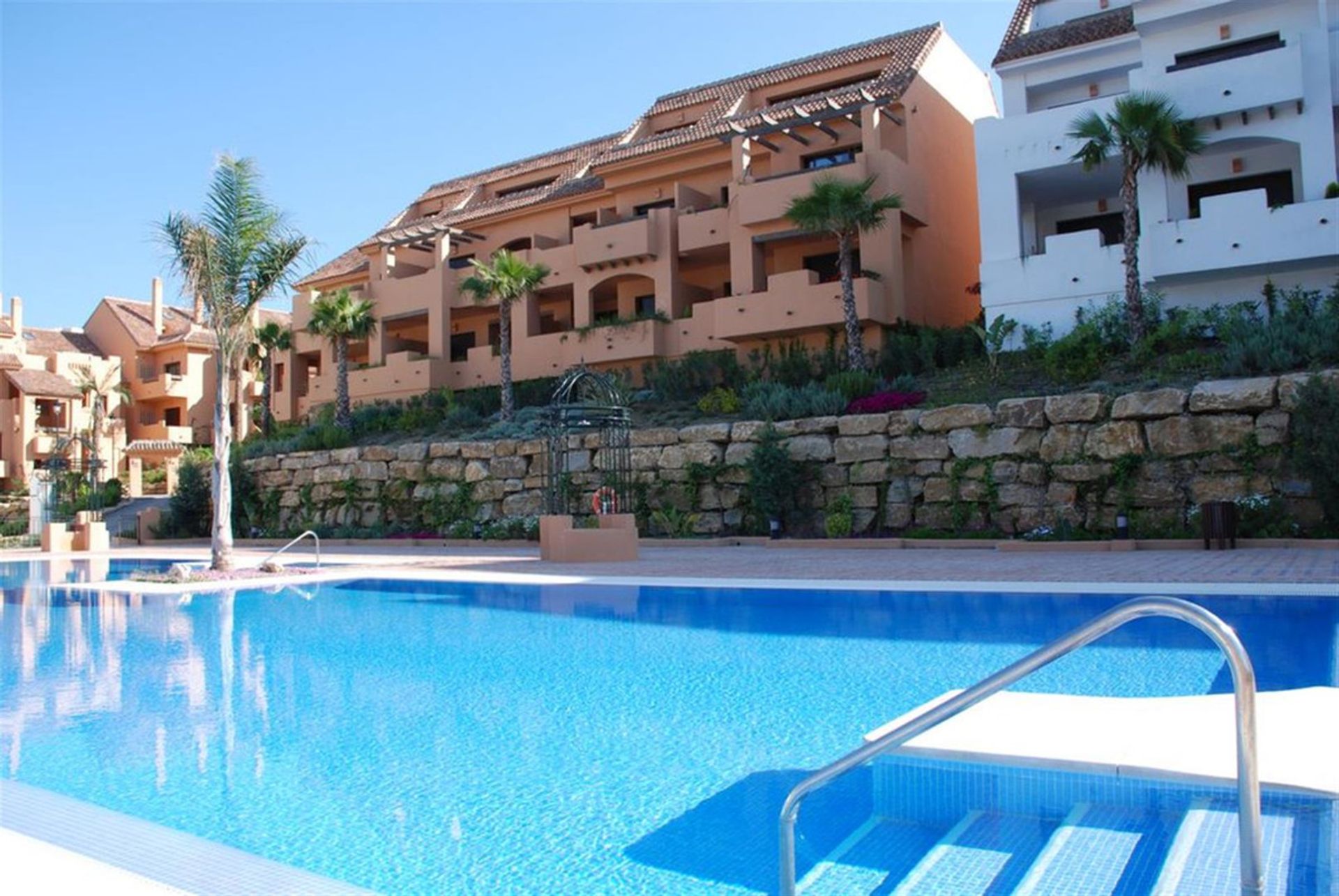 Condominium in Puerto de la Duquesa, Andalusia 10153966