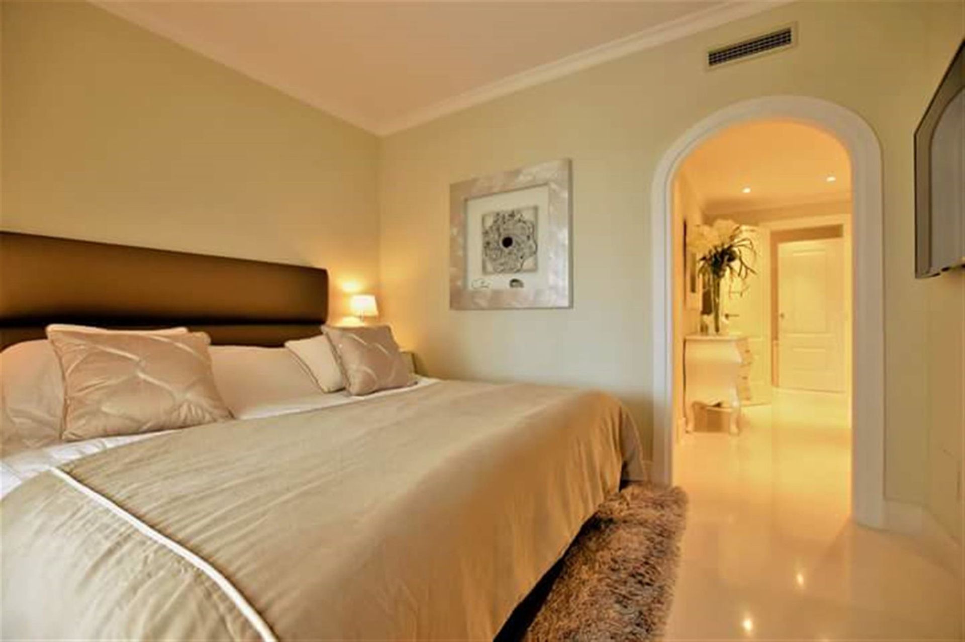 Condominium in Benahavís, Andalusia 10153972