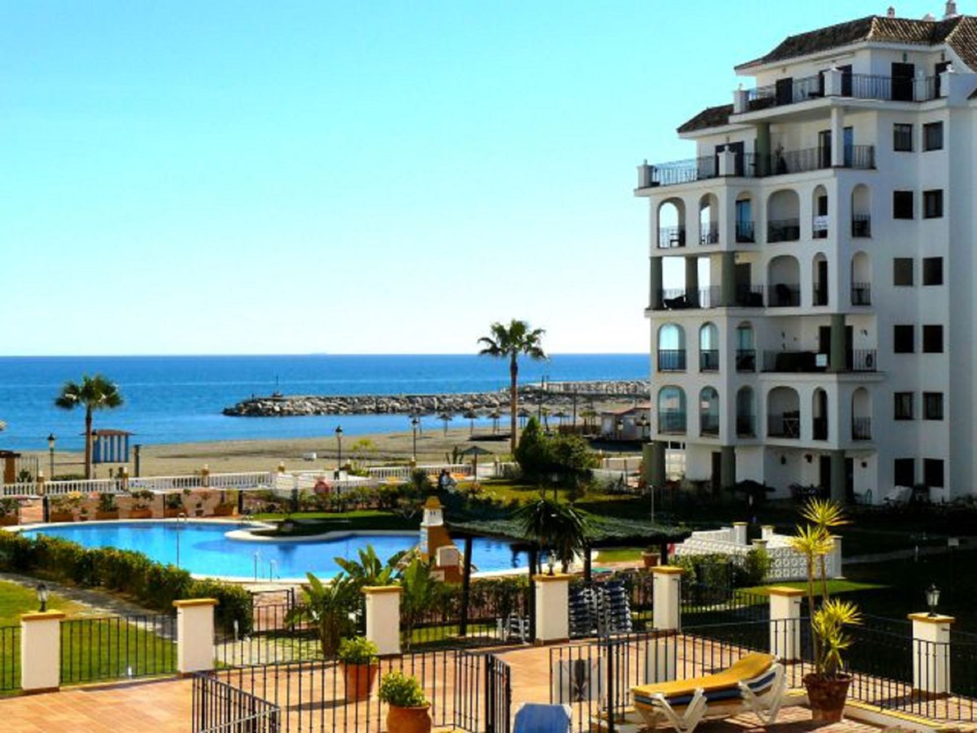 Condominium in Puerto de la Duquesa, Andalusia 10154092