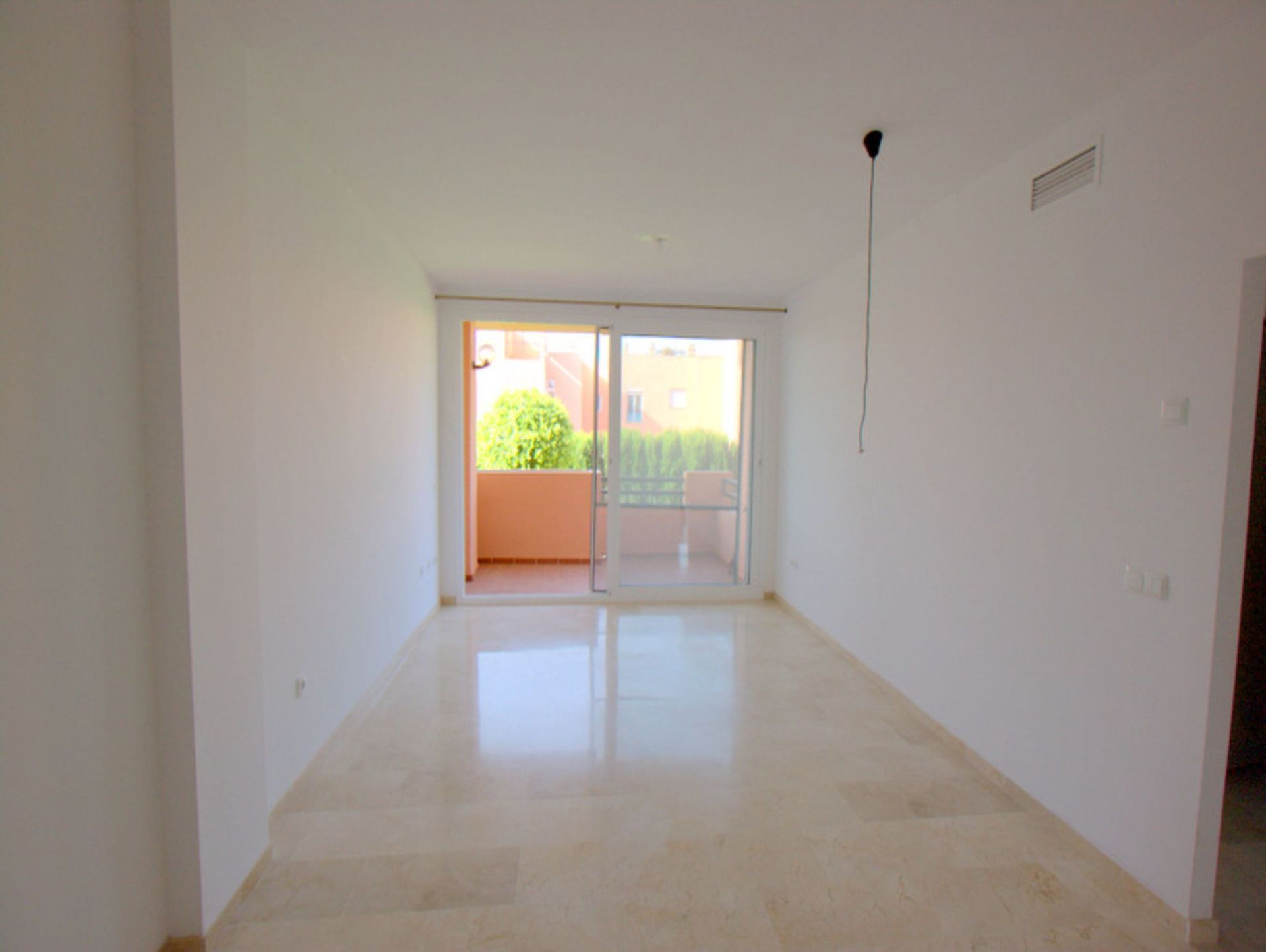 Condominium in Puerto de la Duquesa, Andalusia 10154606