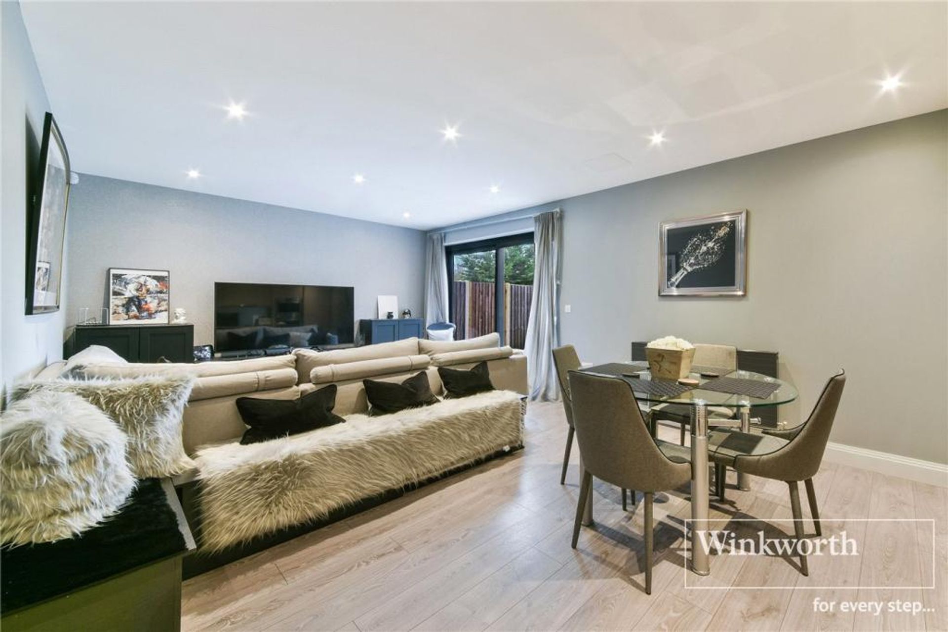 Condominium in Elmers Einde, Bromley 10156097