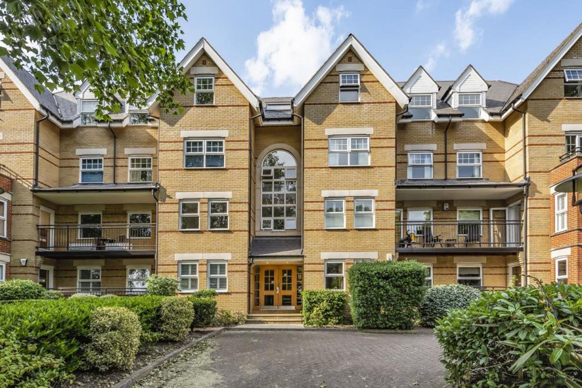 Condominium in , England 10156257