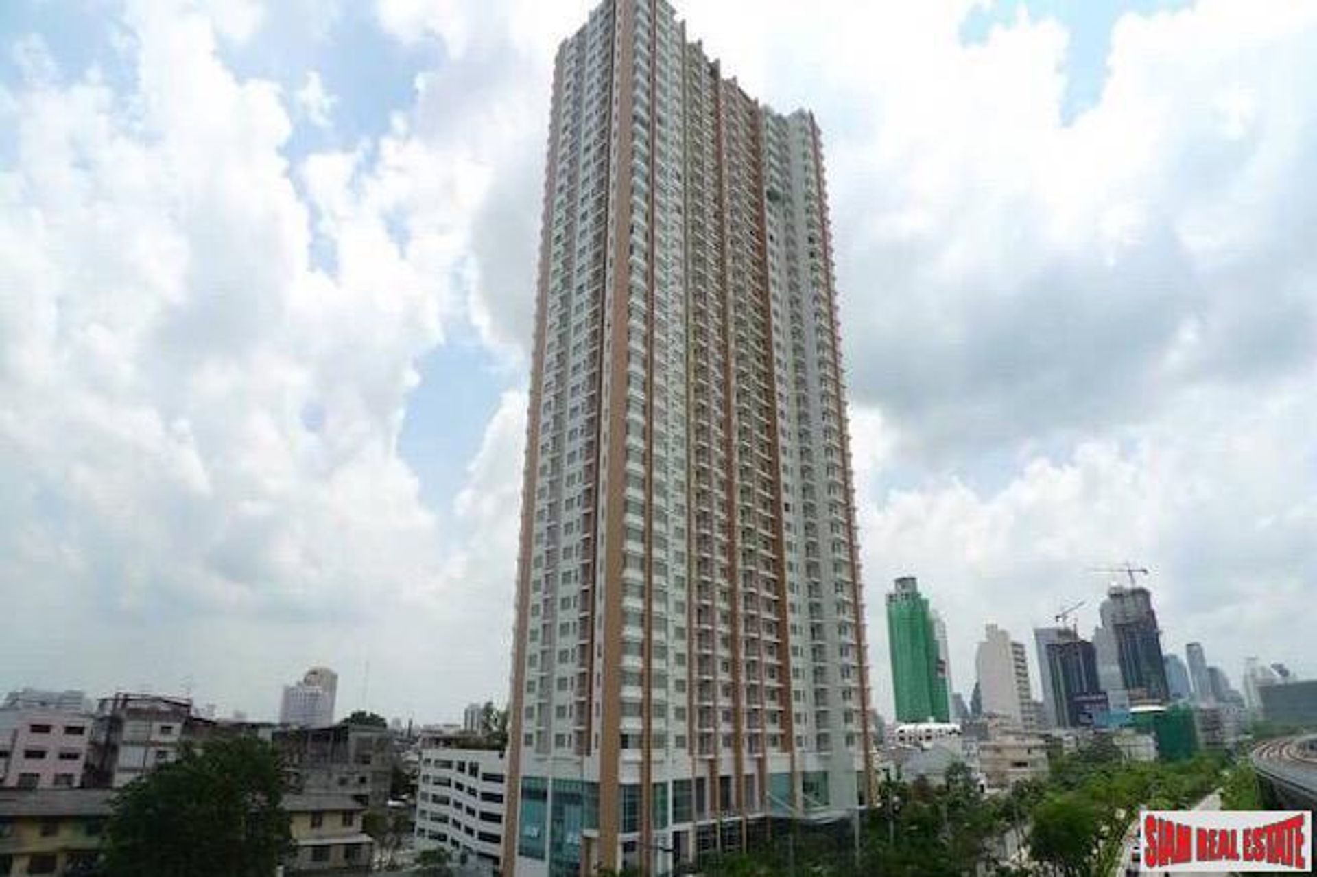 Condominium in Godown, Krung Thep Maha Nakhon 10158490