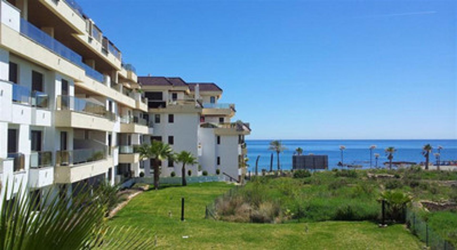 Condominium in Puerto de la Duquesa, Andalusia 10159010