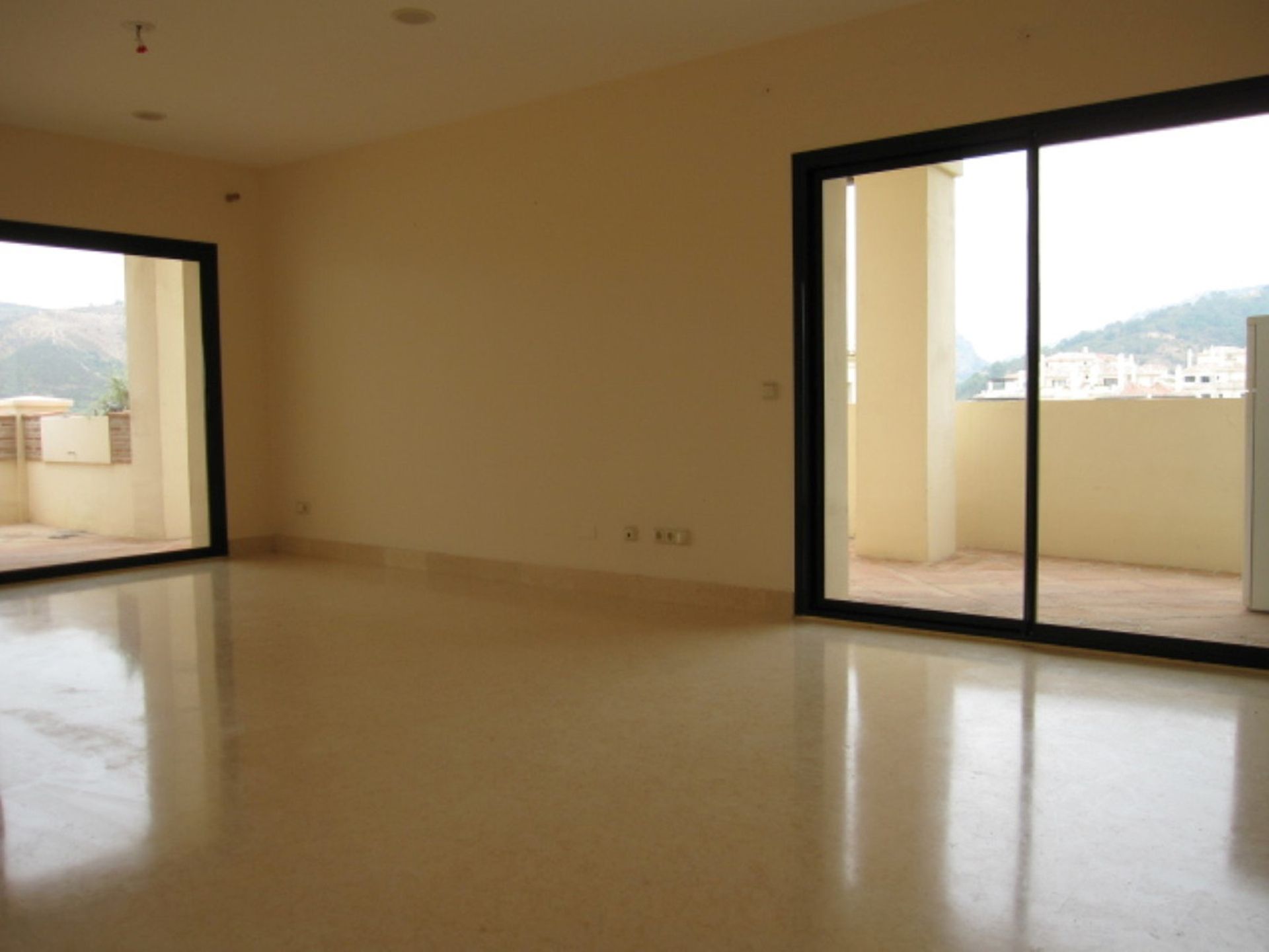 Condominium in Benahavis, Andalusia 10162621