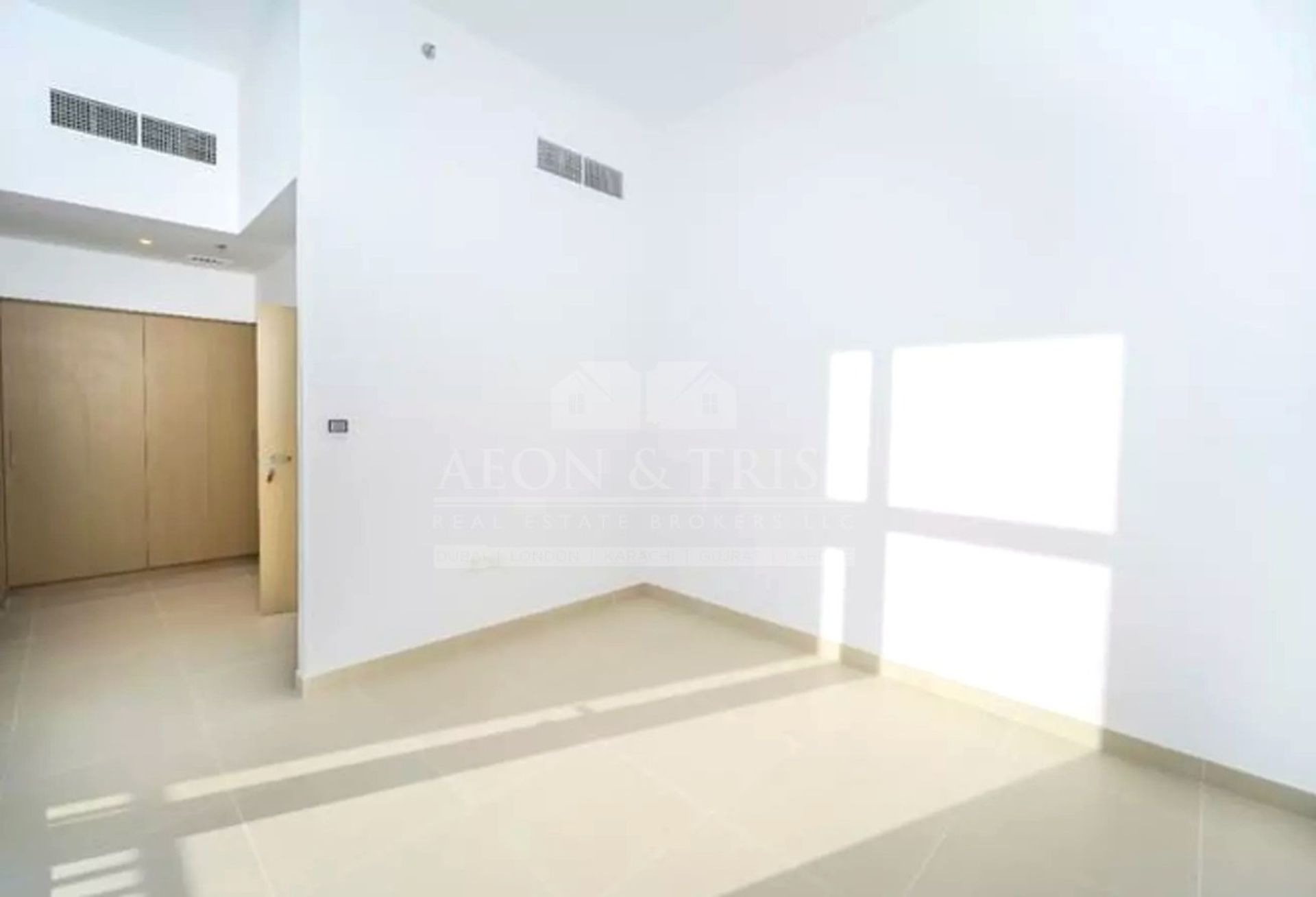 Condominium in Dubai, Dubai 10166896