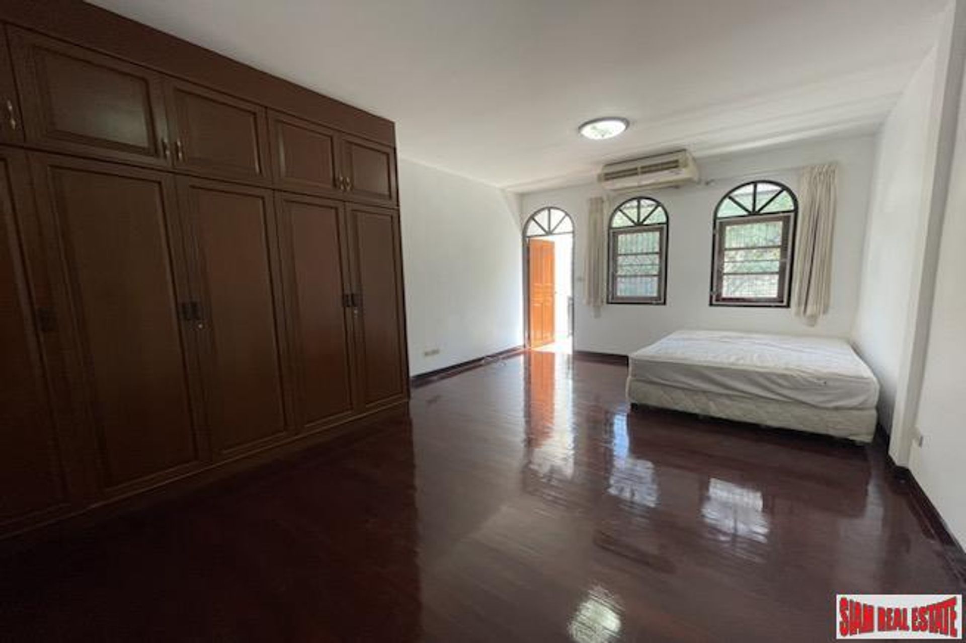 Hus i , Krung Thep Maha Nakhon 10168822