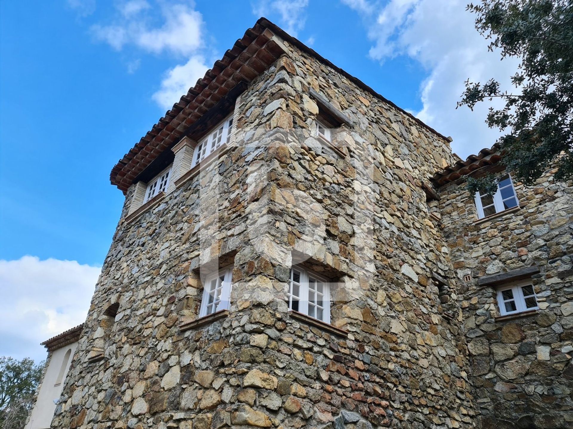 Condomínio no Le Plan-de-la-Tour, Provence-Alpes-Côte d'Azur 10169845