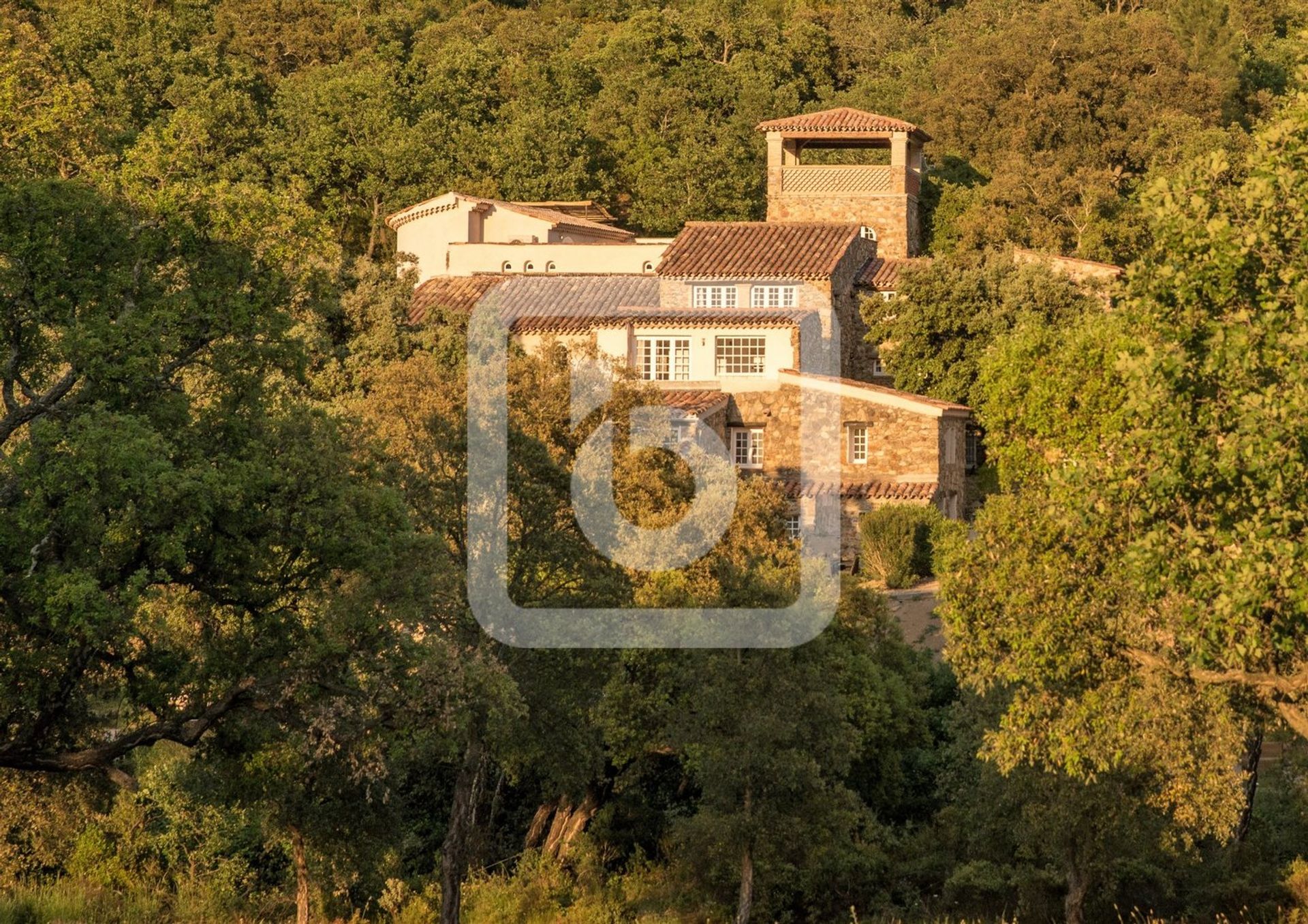 Condominium dans Le Plan-de-la-Tour, Provence-Alpes-Côte d'Azur 10169875