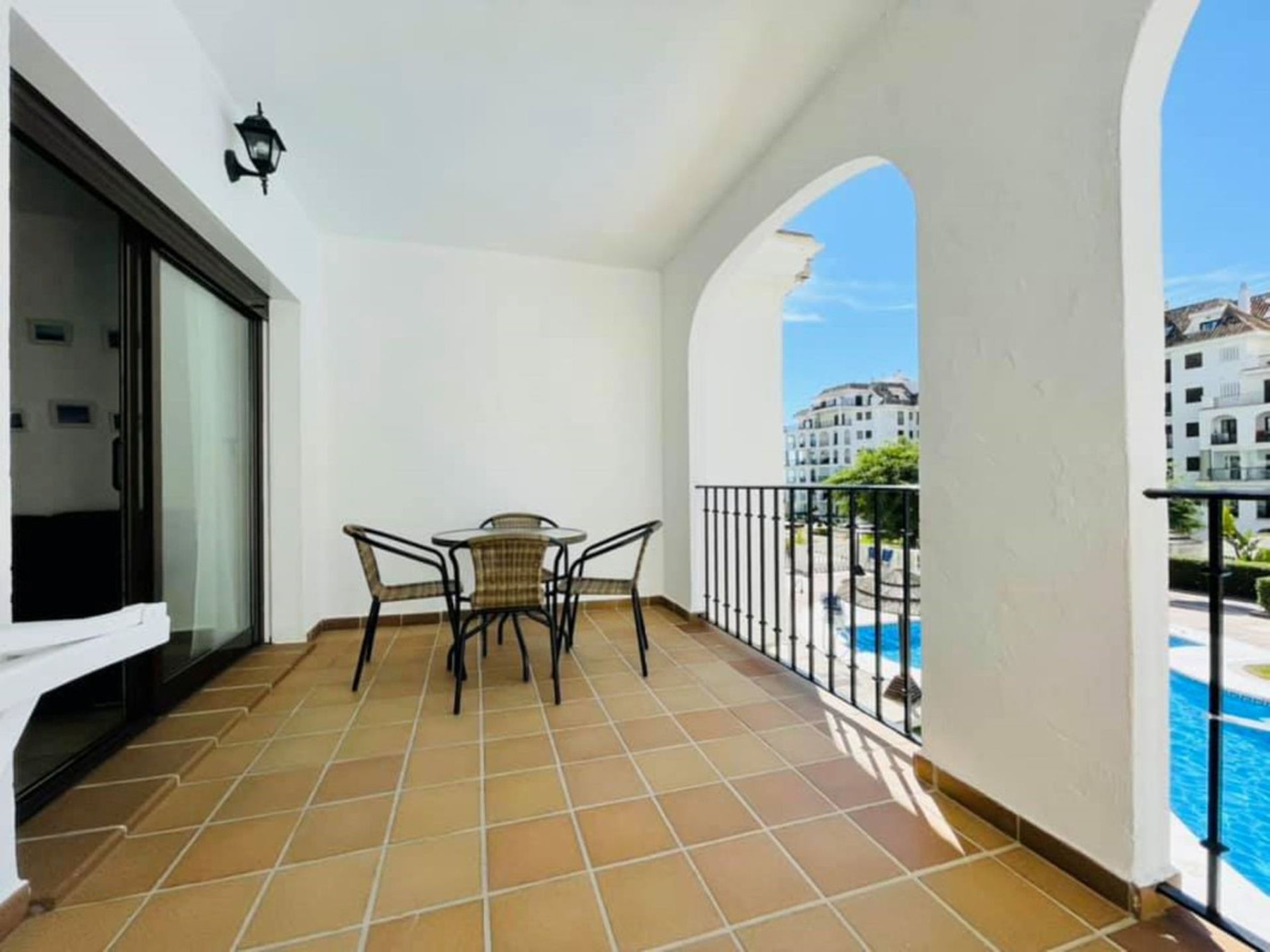 Condominium dans Puerto de la Duquesa, Andalusia 10171560