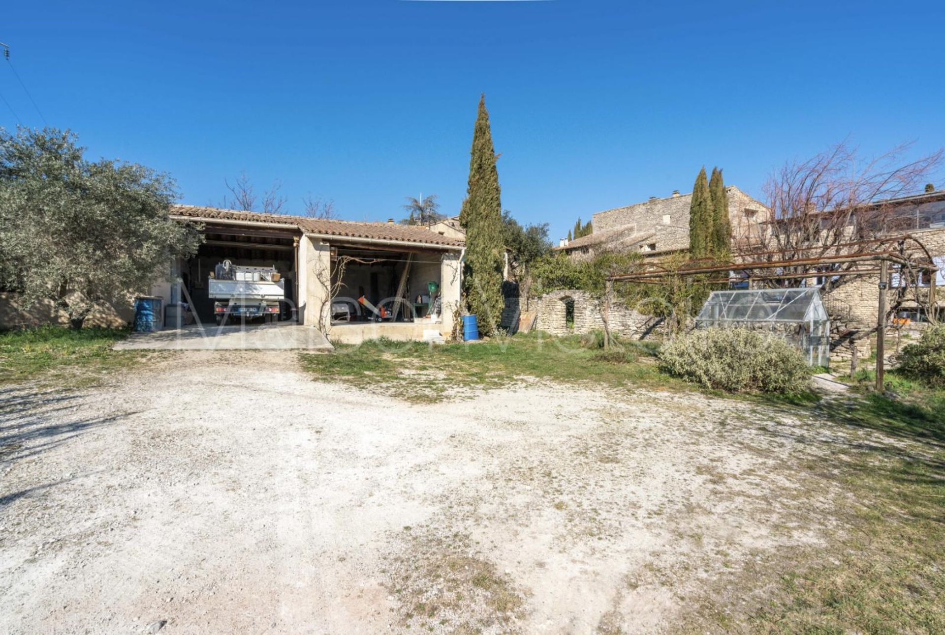 Land in Cabrières-d'Avignon, Provence-Alpes-Côte d'Azur 10171668