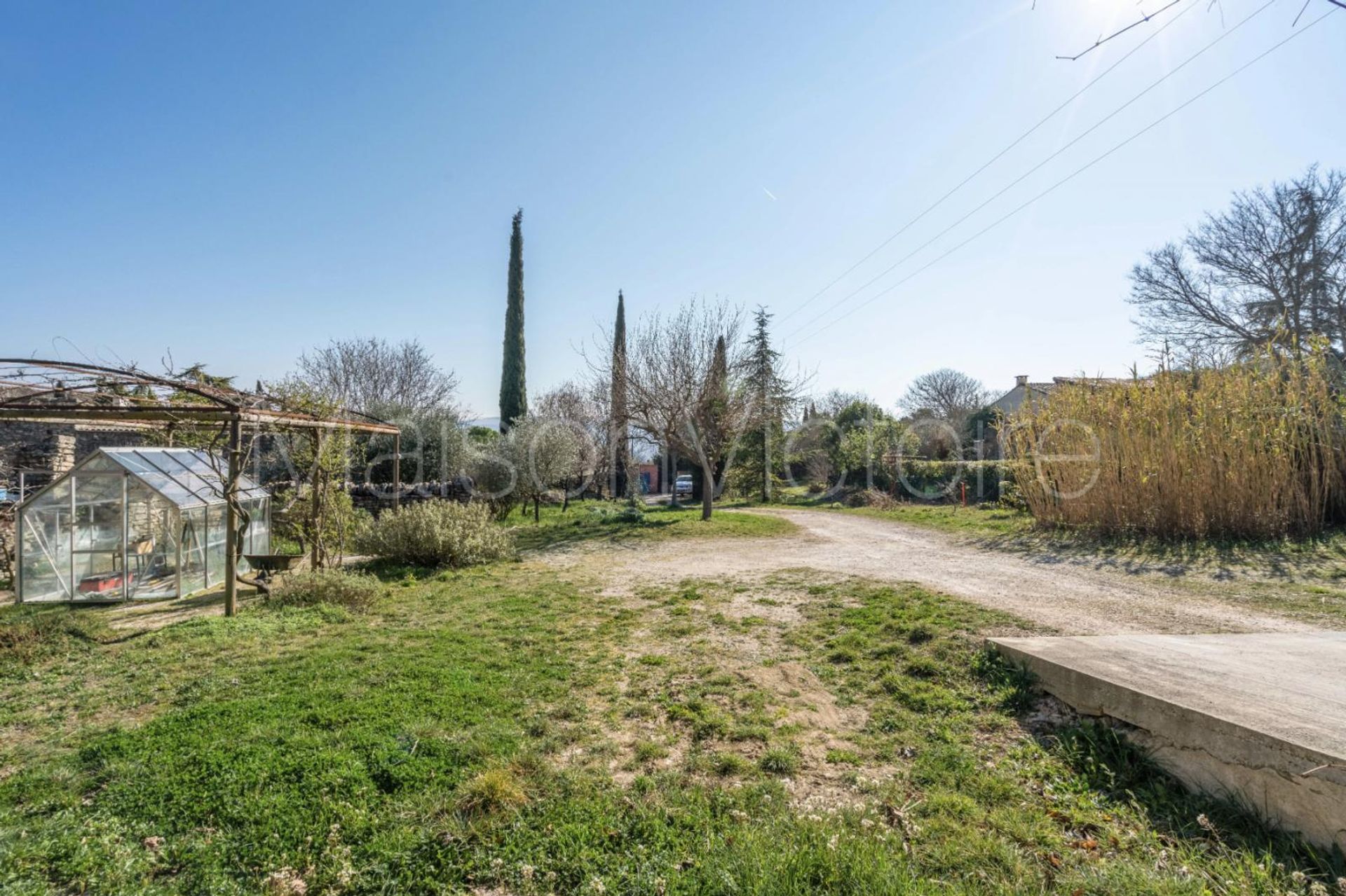 Land in Cabrières-d'Avignon, Provence-Alpes-Côte d'Azur 10171668