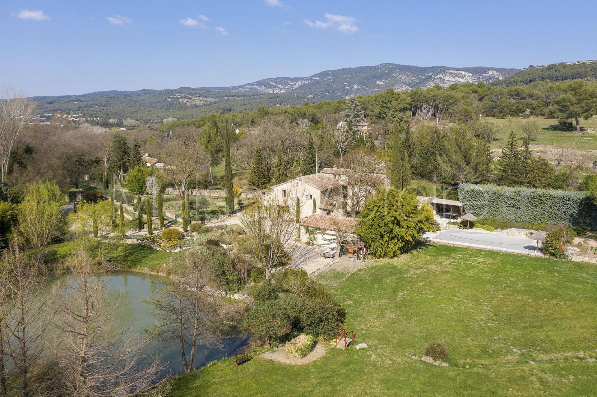 жилой дом в L'Isle-sur-la-Sorgue, Provence-Alpes-Côte d'Azur 10171677