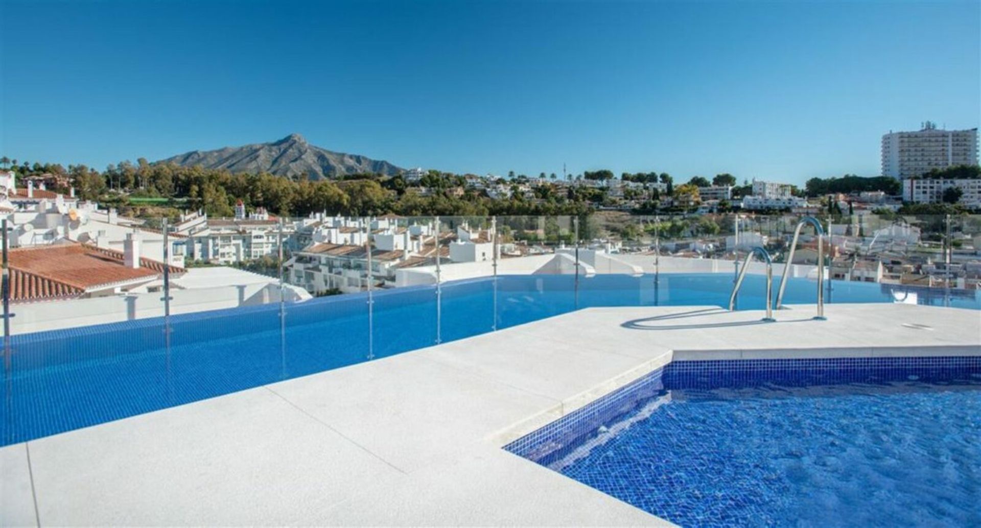 Condominium in Marbella, Andalucía 10174563