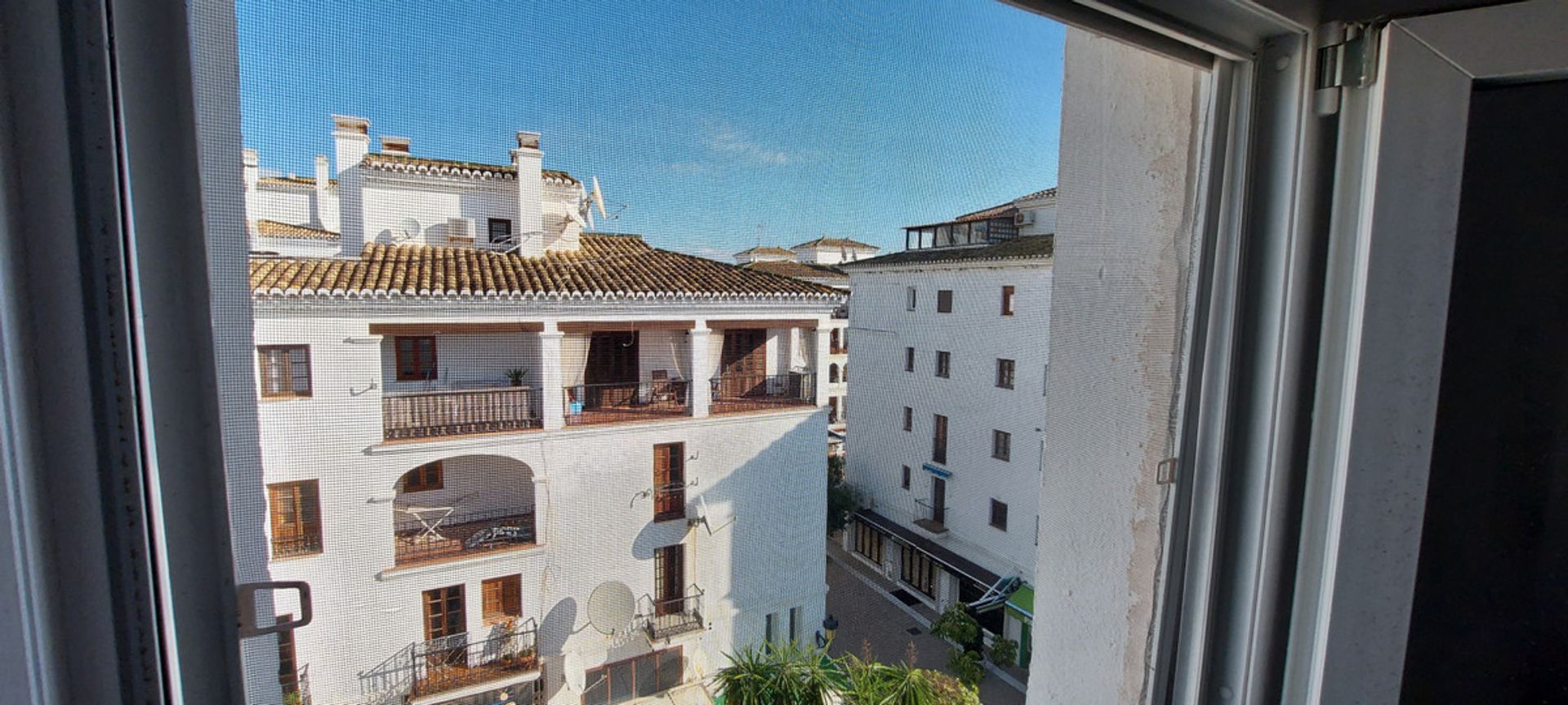 Condominium in Puerto de la Duquesa, Andalusia 10175379