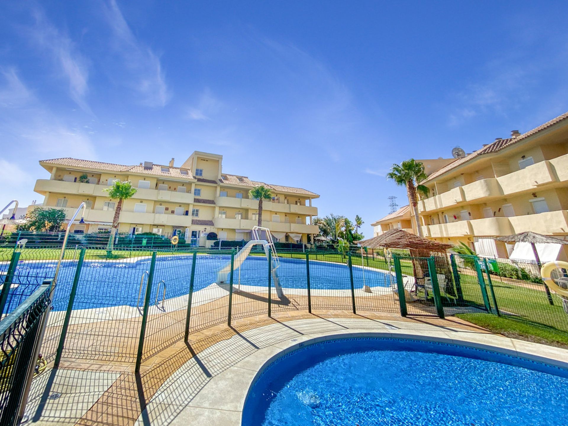 Condominium dans Puerto de la Duquesa, Andalusia 10175530