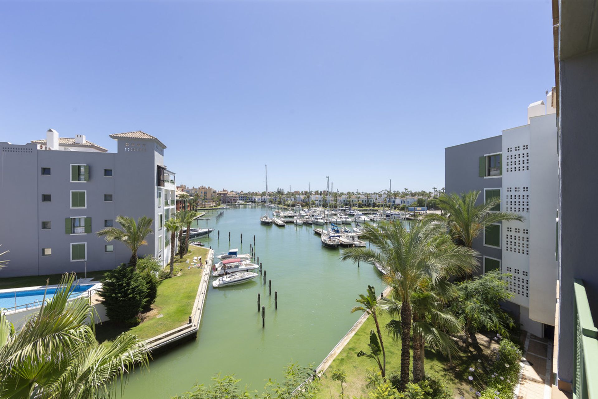 Condominium in Guadiaro, Andalusia 10175627