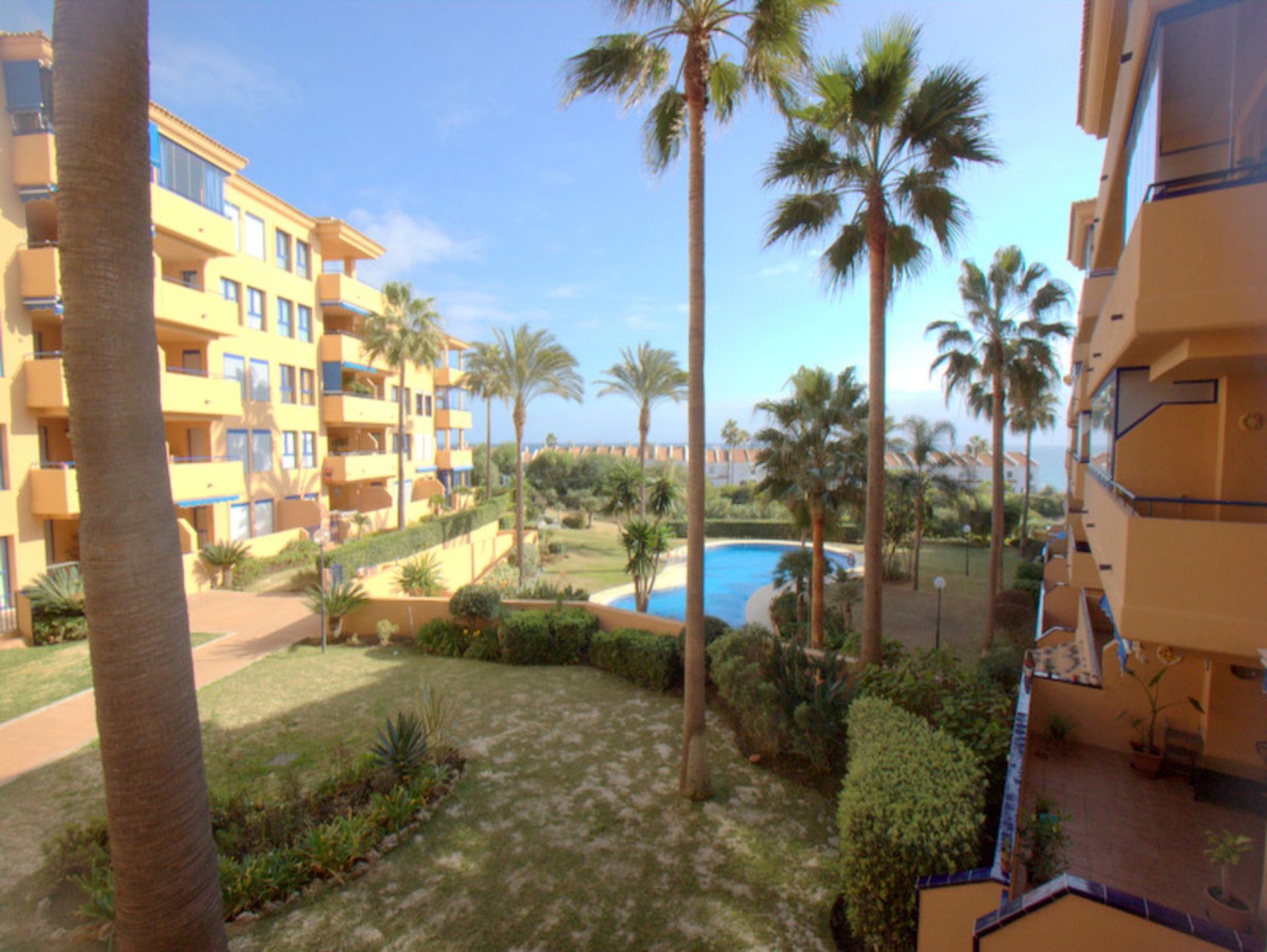 Condominio nel Puerto de la Duquesa, Andalusia 10175706