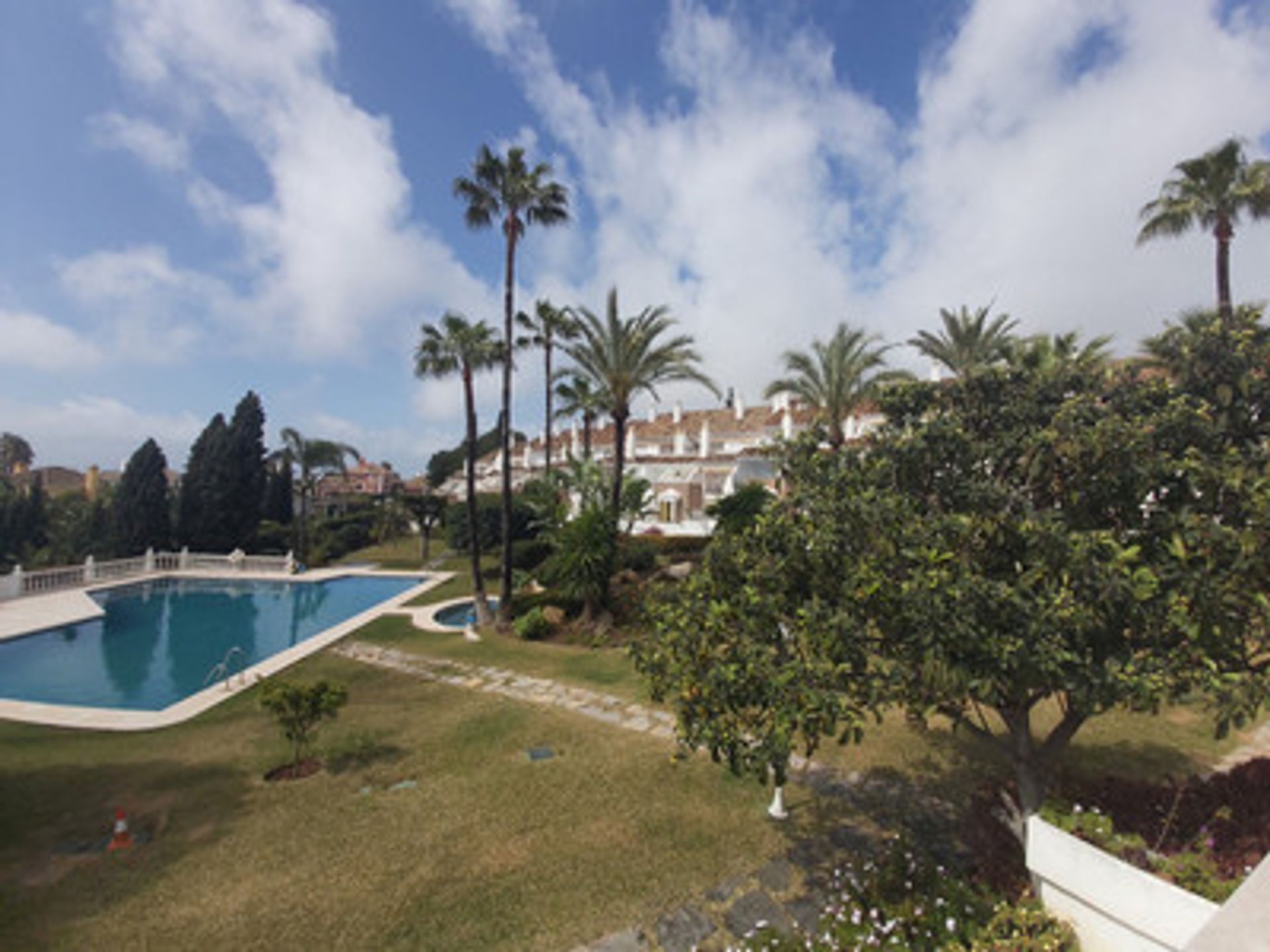 Condominium dans El Paraíso, Andalusia 10179124